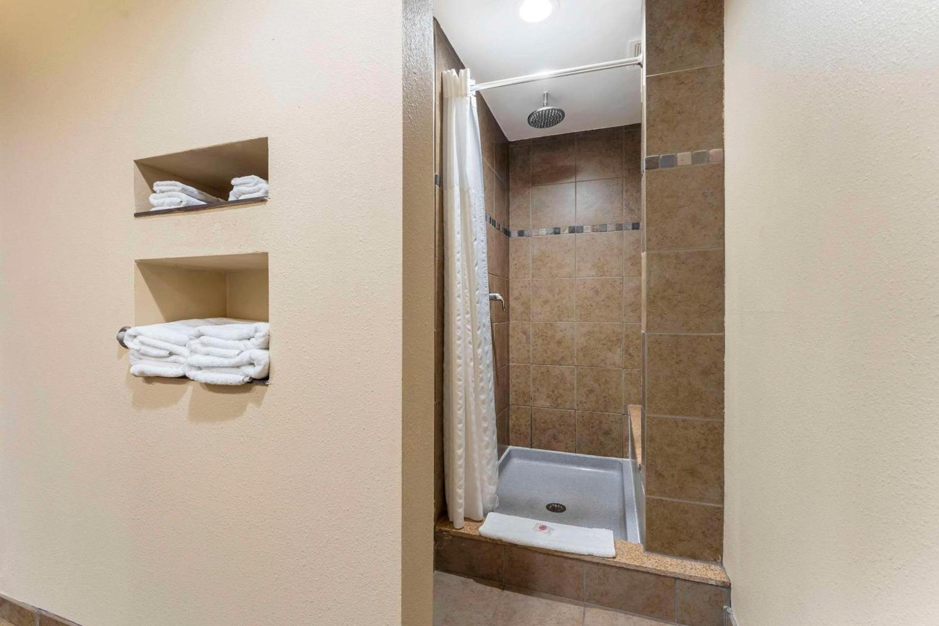 Comfort Suites Monaca photo 14
