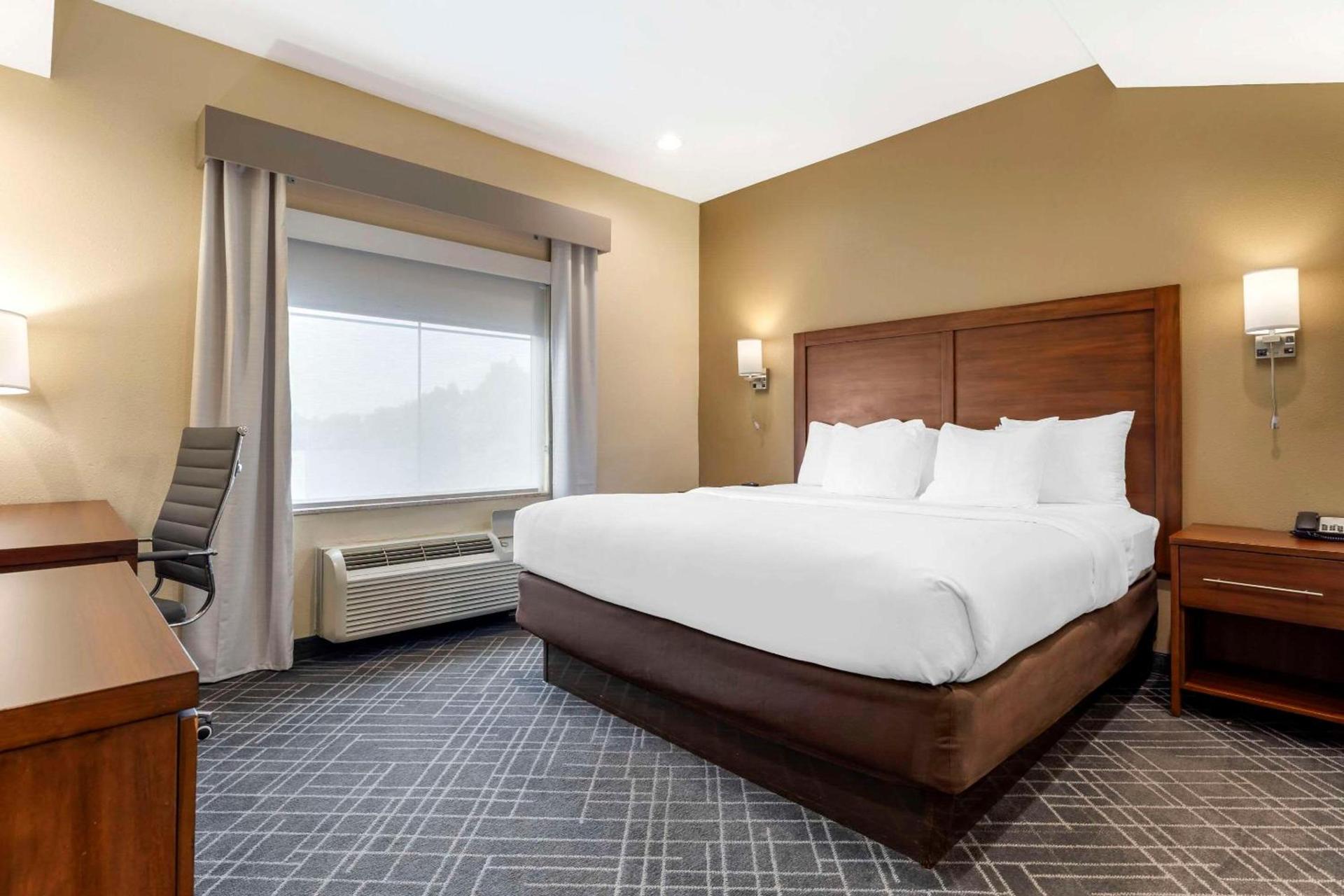 Comfort Suites Monaca photo 16