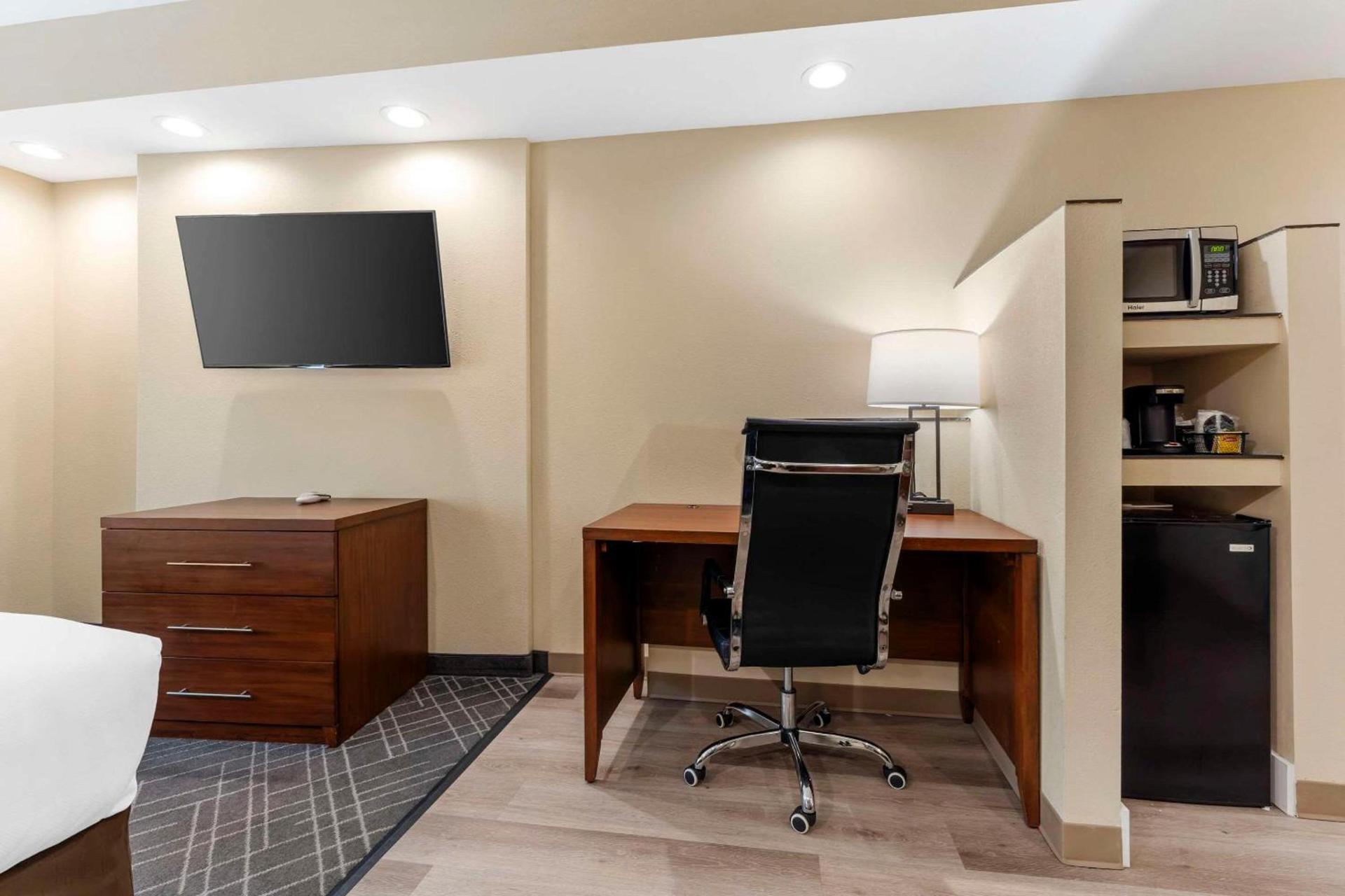 Comfort Suites Monaca photo 25
