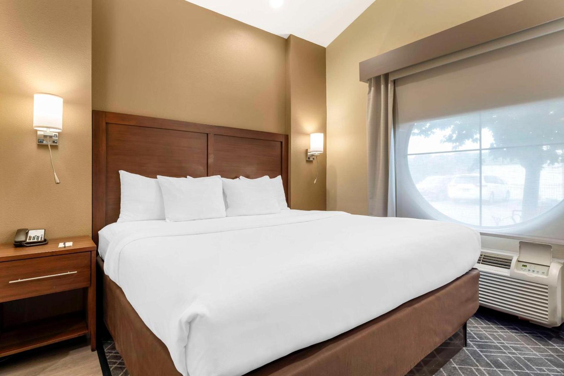 Comfort Suites Monaca photo 30