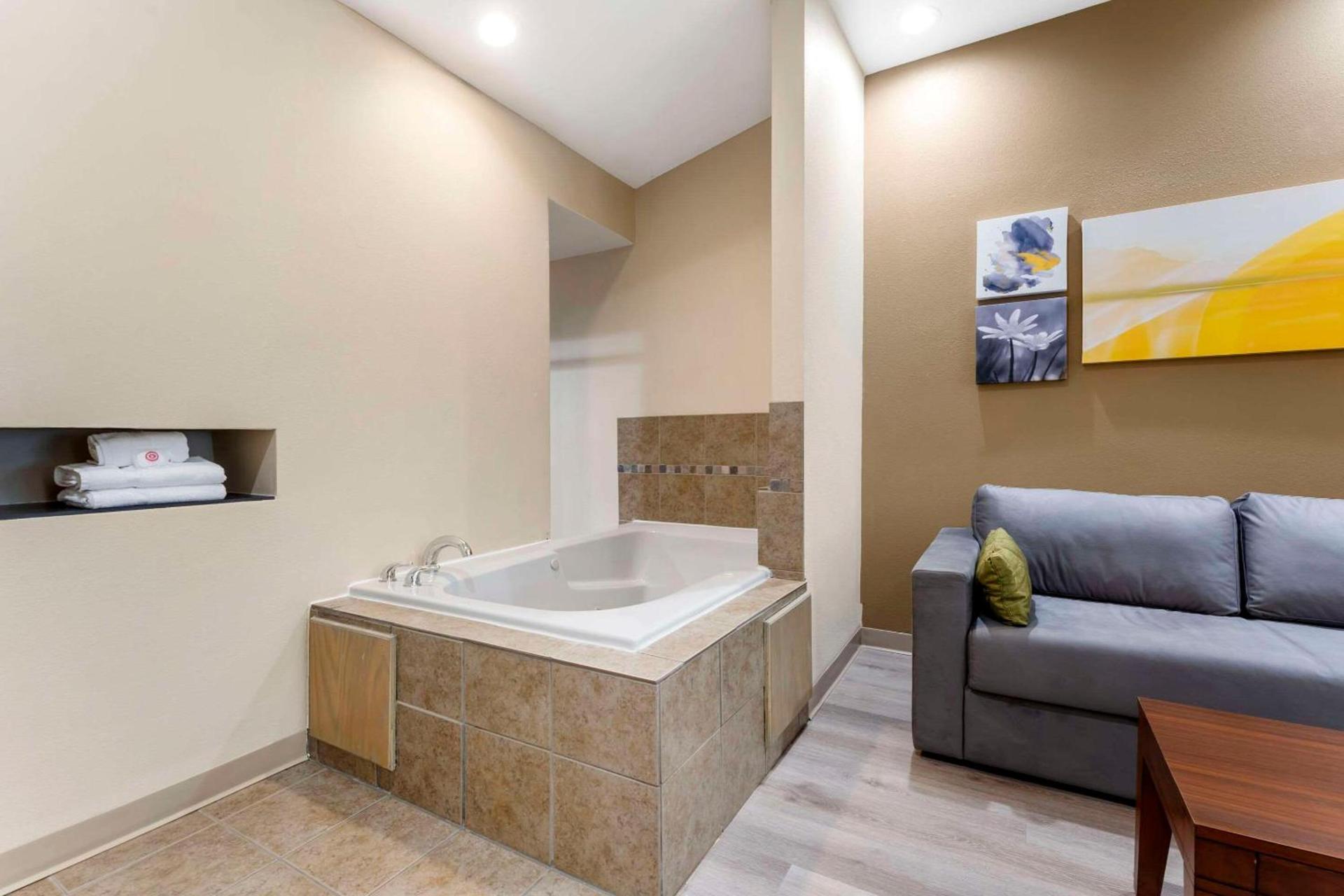 Comfort Suites Monaca photo 32