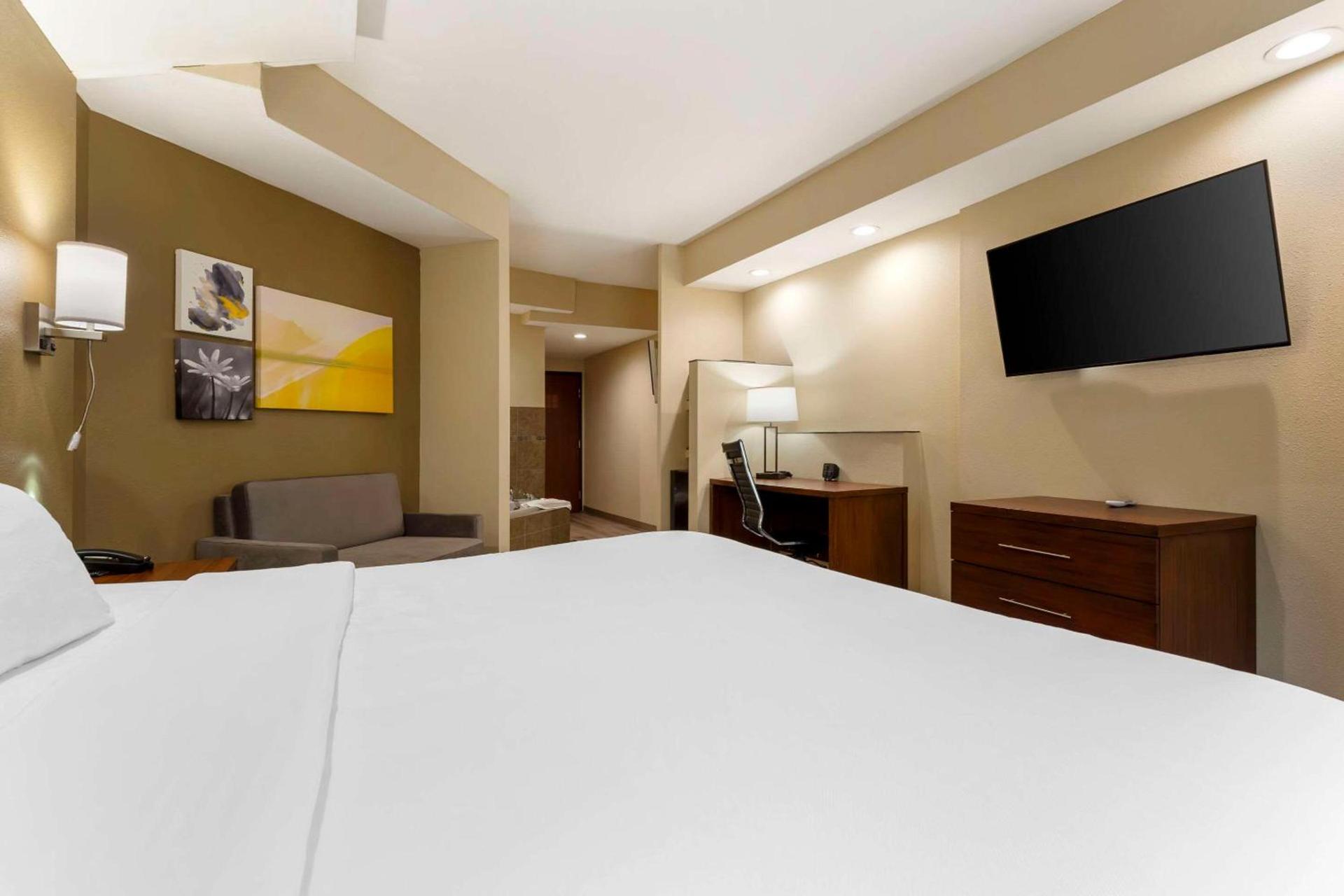 Comfort Suites Monaca photo 35