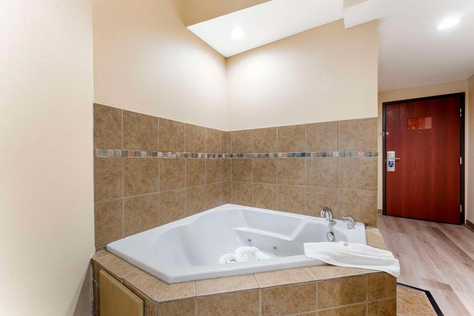Comfort Suites Monaca photo 36