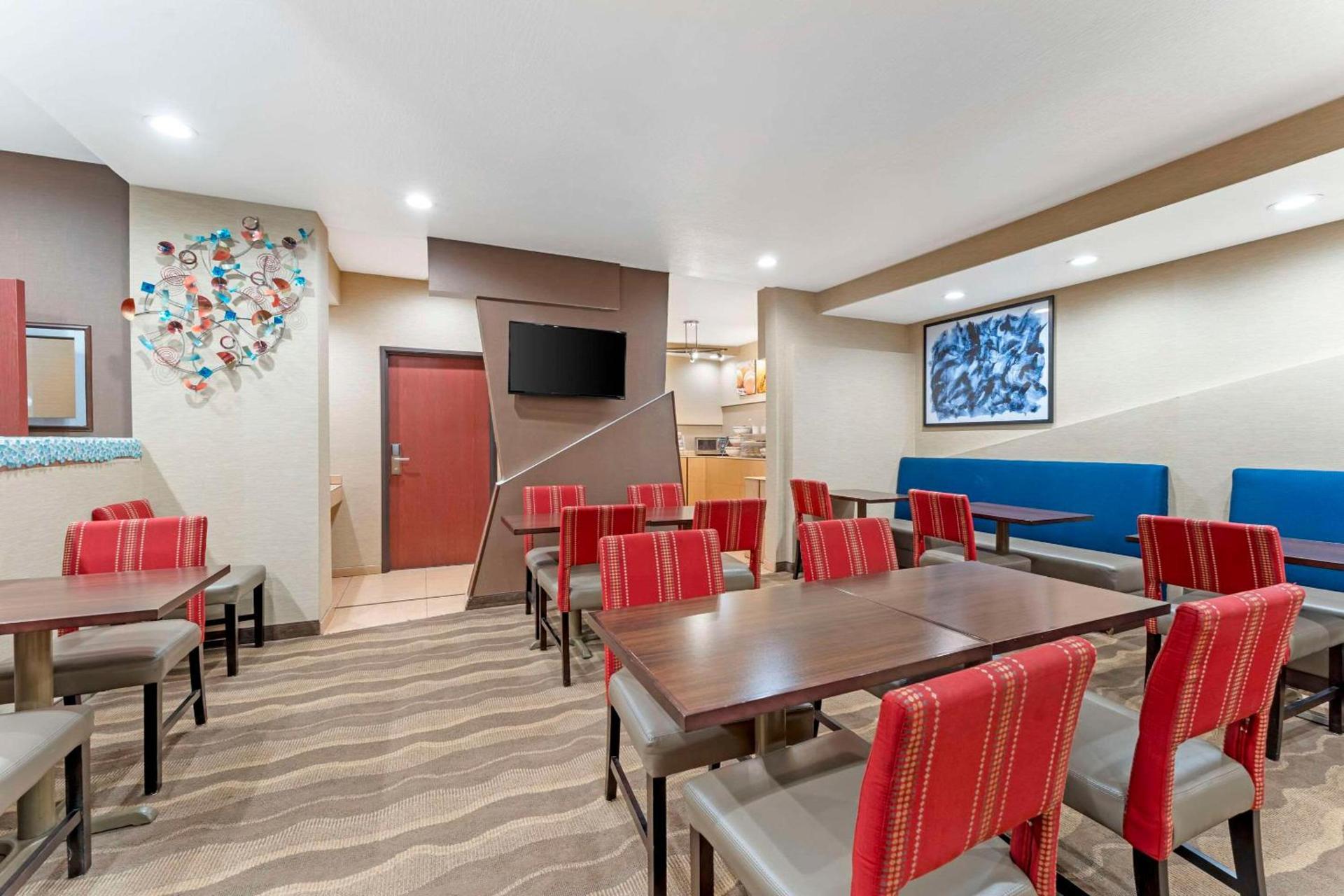 Comfort Suites Monaca photo 47