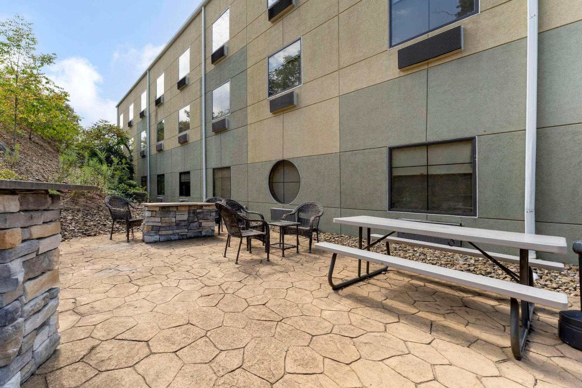 Comfort Suites Monaca photo 46