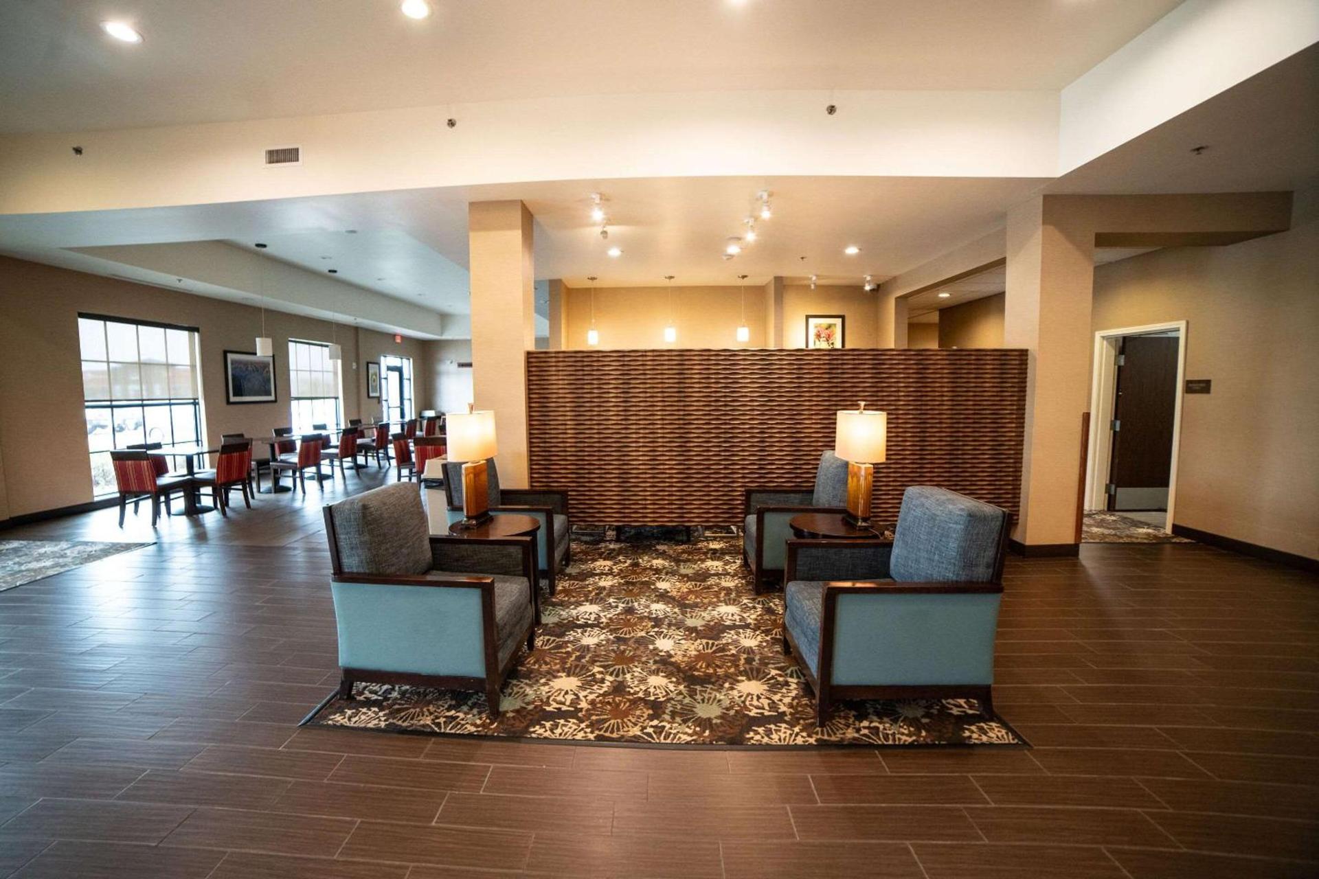 Comfort Suites University Brookings photo 11