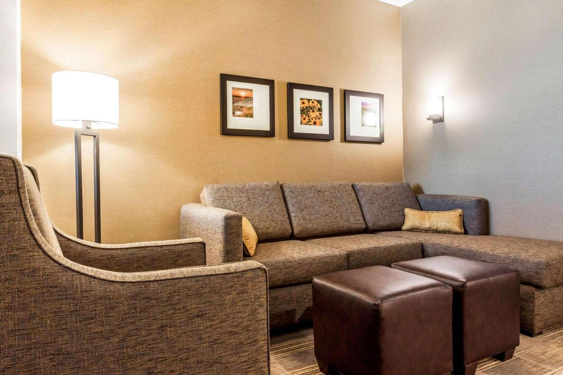 Comfort Suites University Brookings photo 25