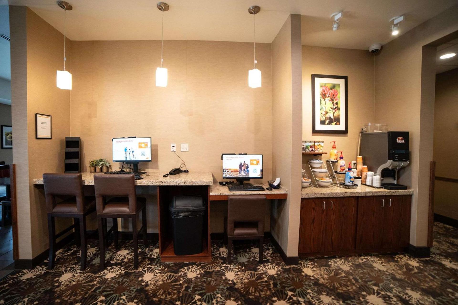 Comfort Suites University Brookings photo 30