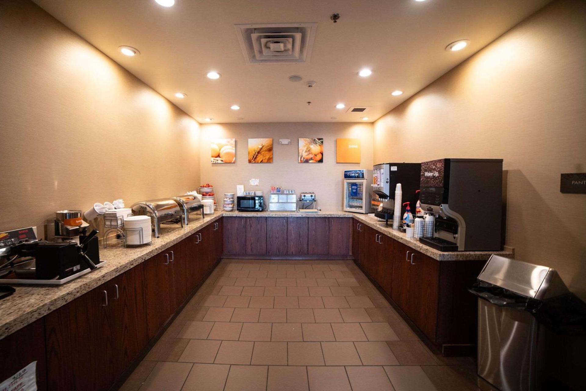 Comfort Suites University Brookings photo 32