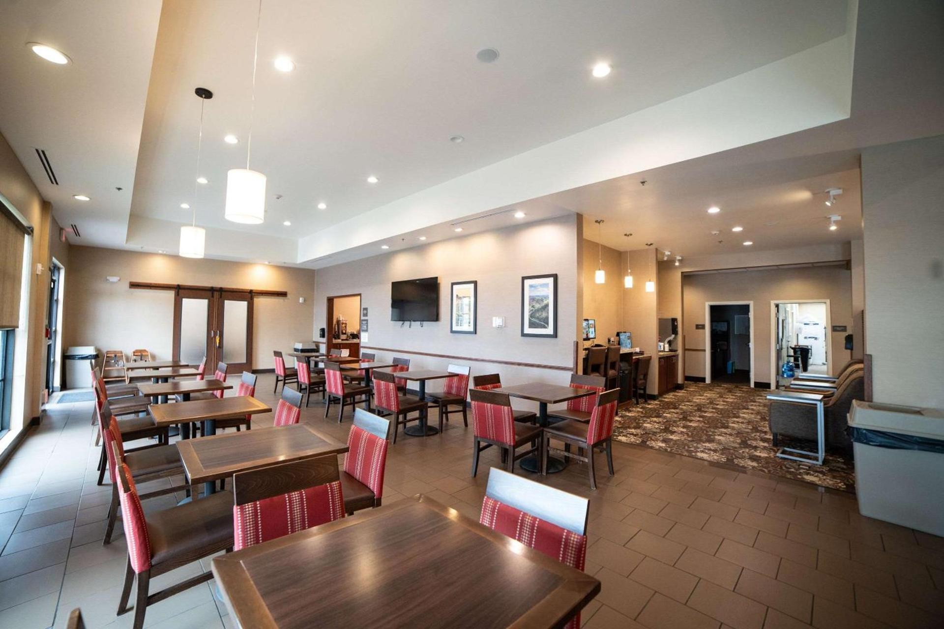 Comfort Suites University Brookings photo 33
