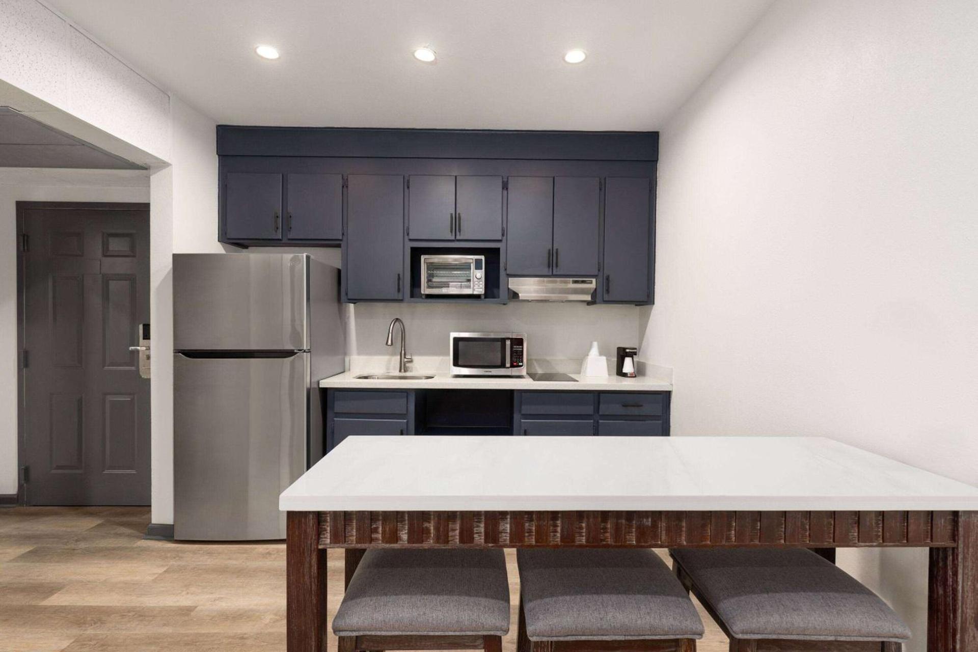 Ramada by Wyndham Studio Suites Dothan photo 8