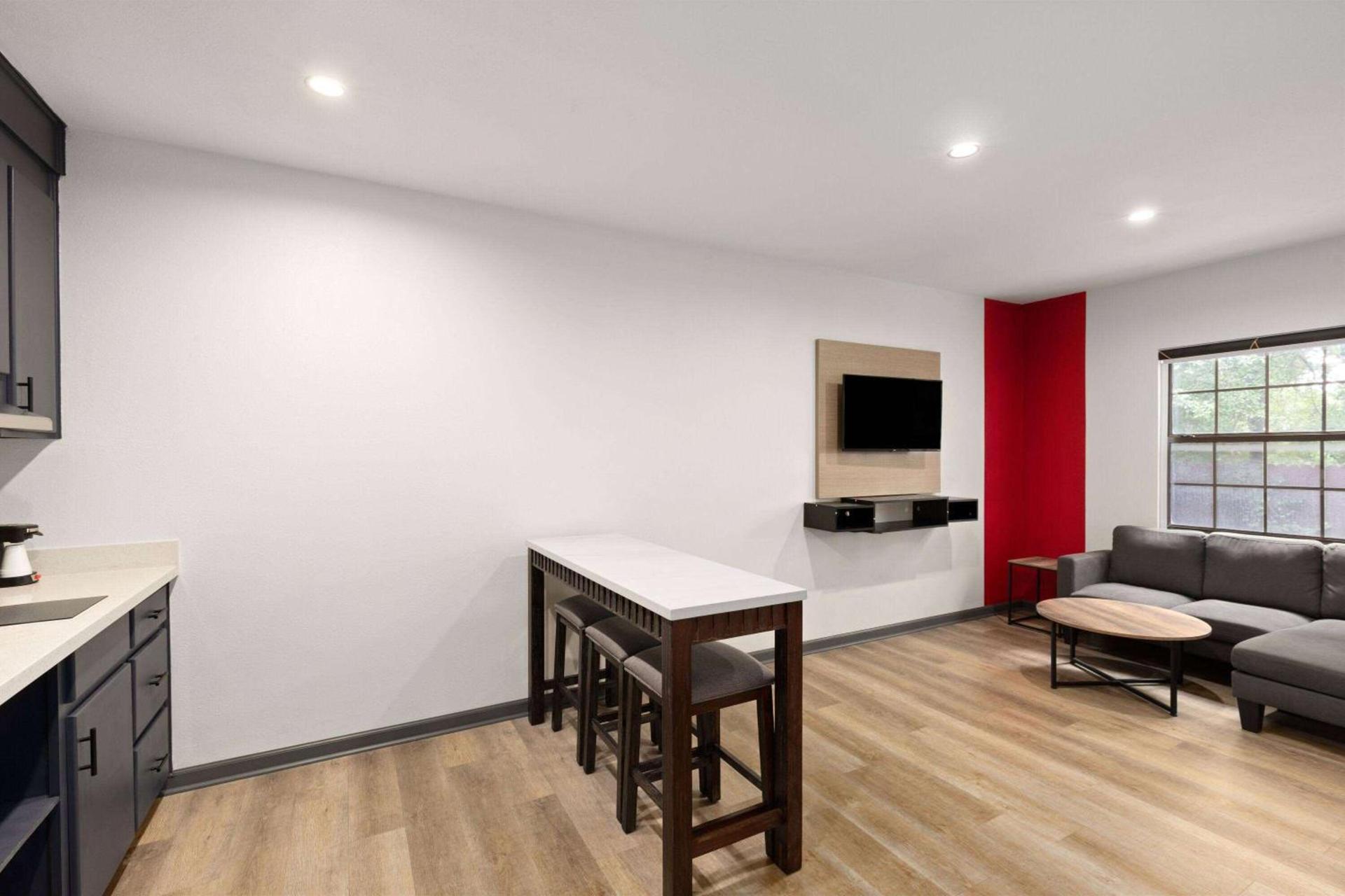 Ramada by Wyndham Studio Suites Dothan photo 12