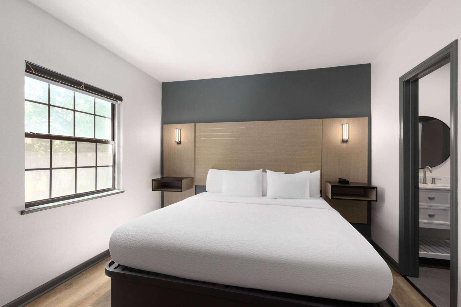Ramada by Wyndham Studio Suites Dothan photo 10