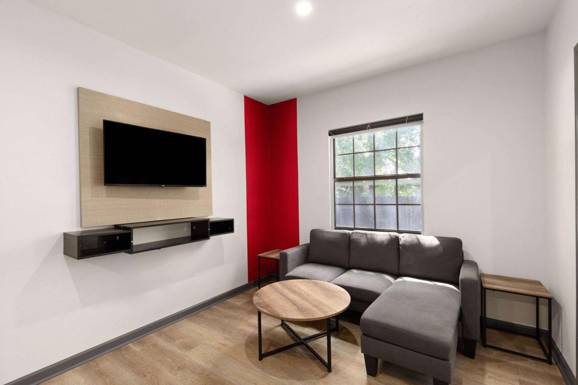 Ramada by Wyndham Studio Suites Dothan photo 11