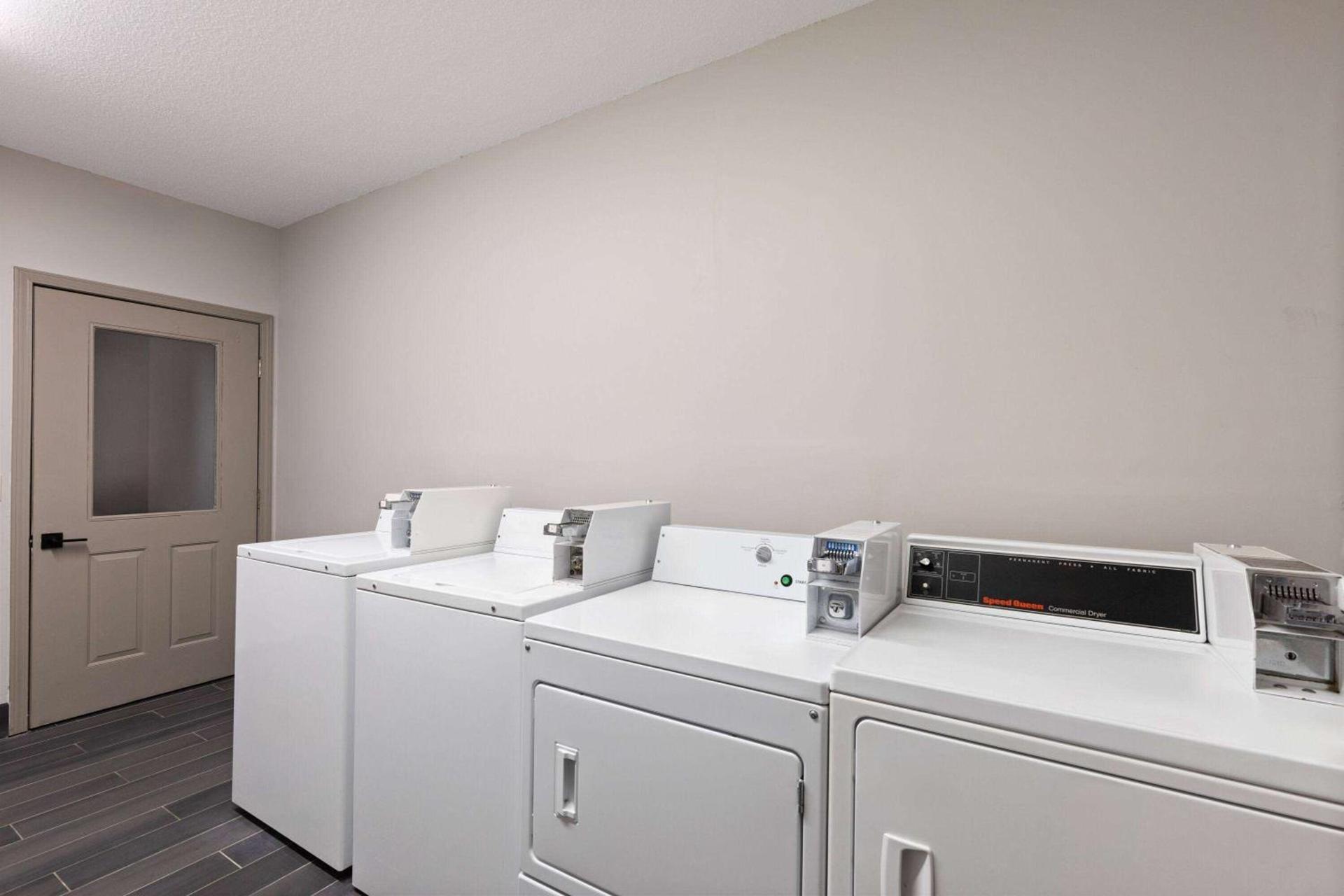 Ramada by Wyndham Studio Suites Dothan photo 28