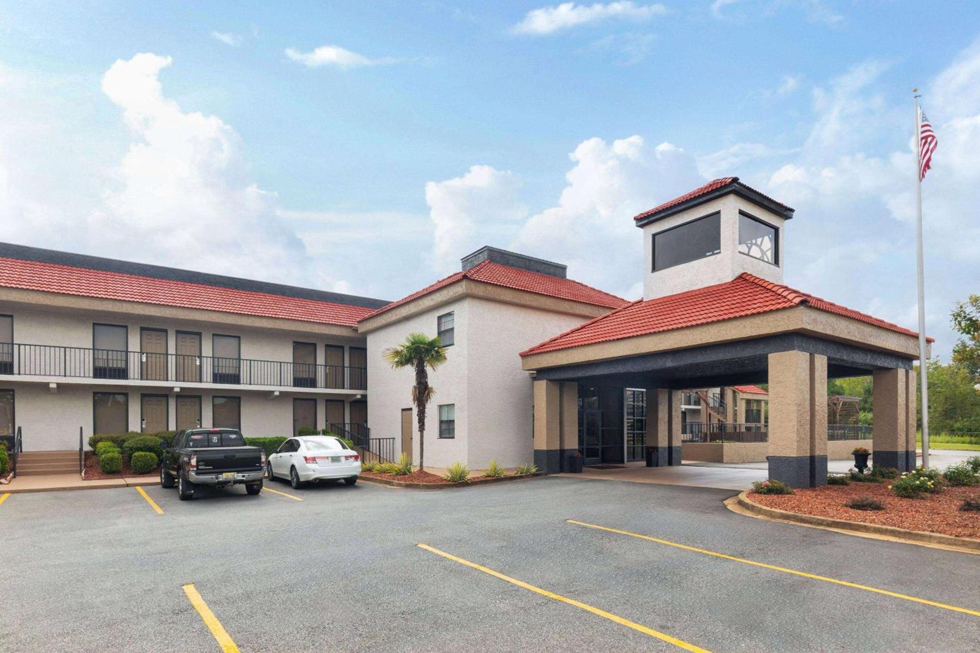 Ramada by Wyndham Bainbridge photo 2