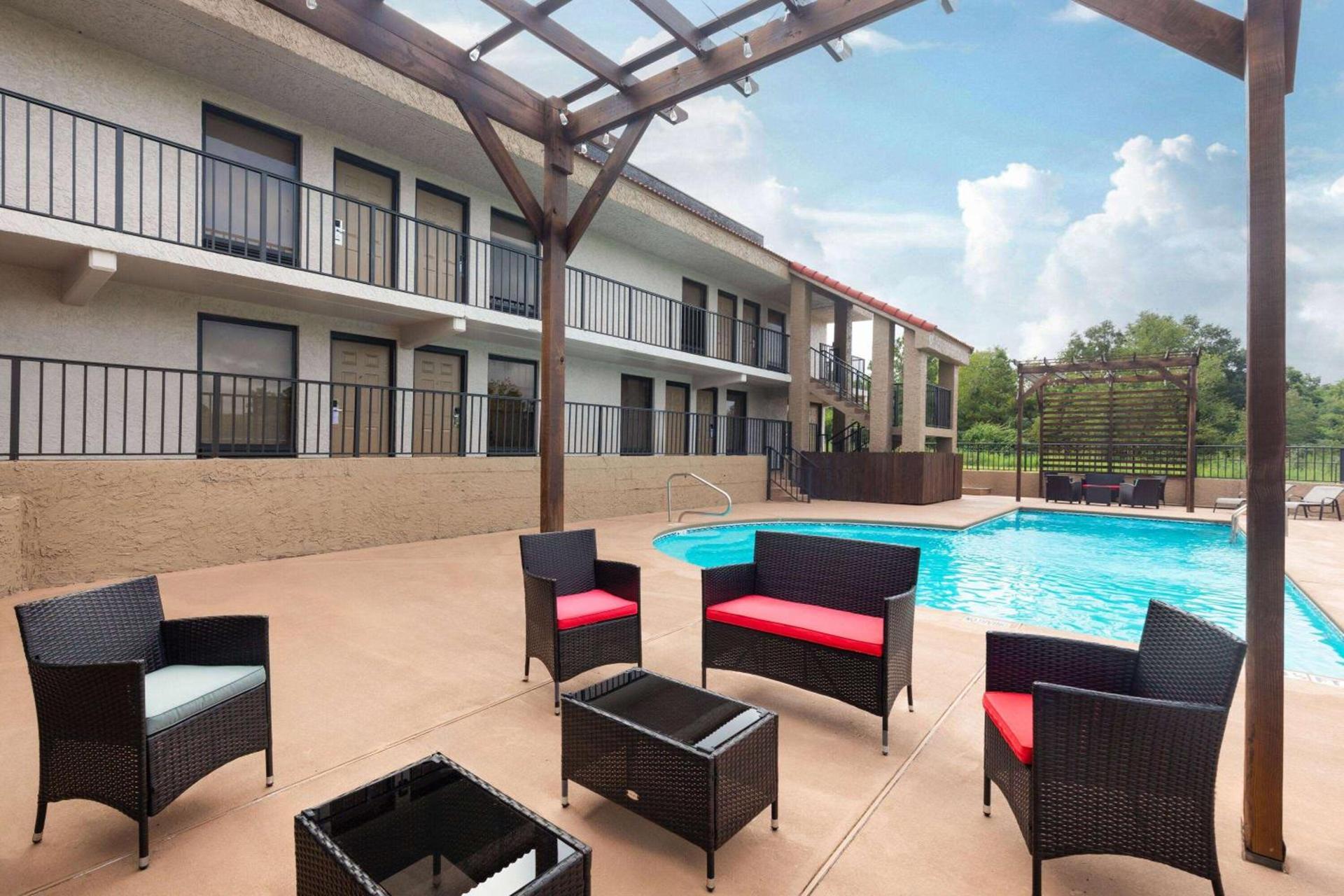 Ramada by Wyndham Bainbridge photo 9