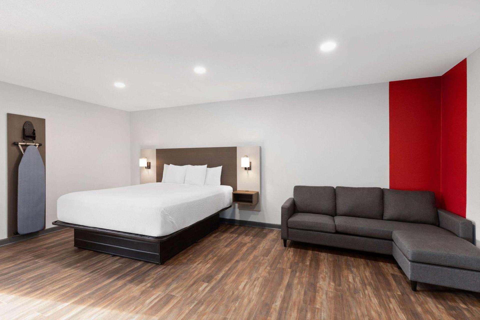 Ramada by Wyndham Bainbridge photo 25
