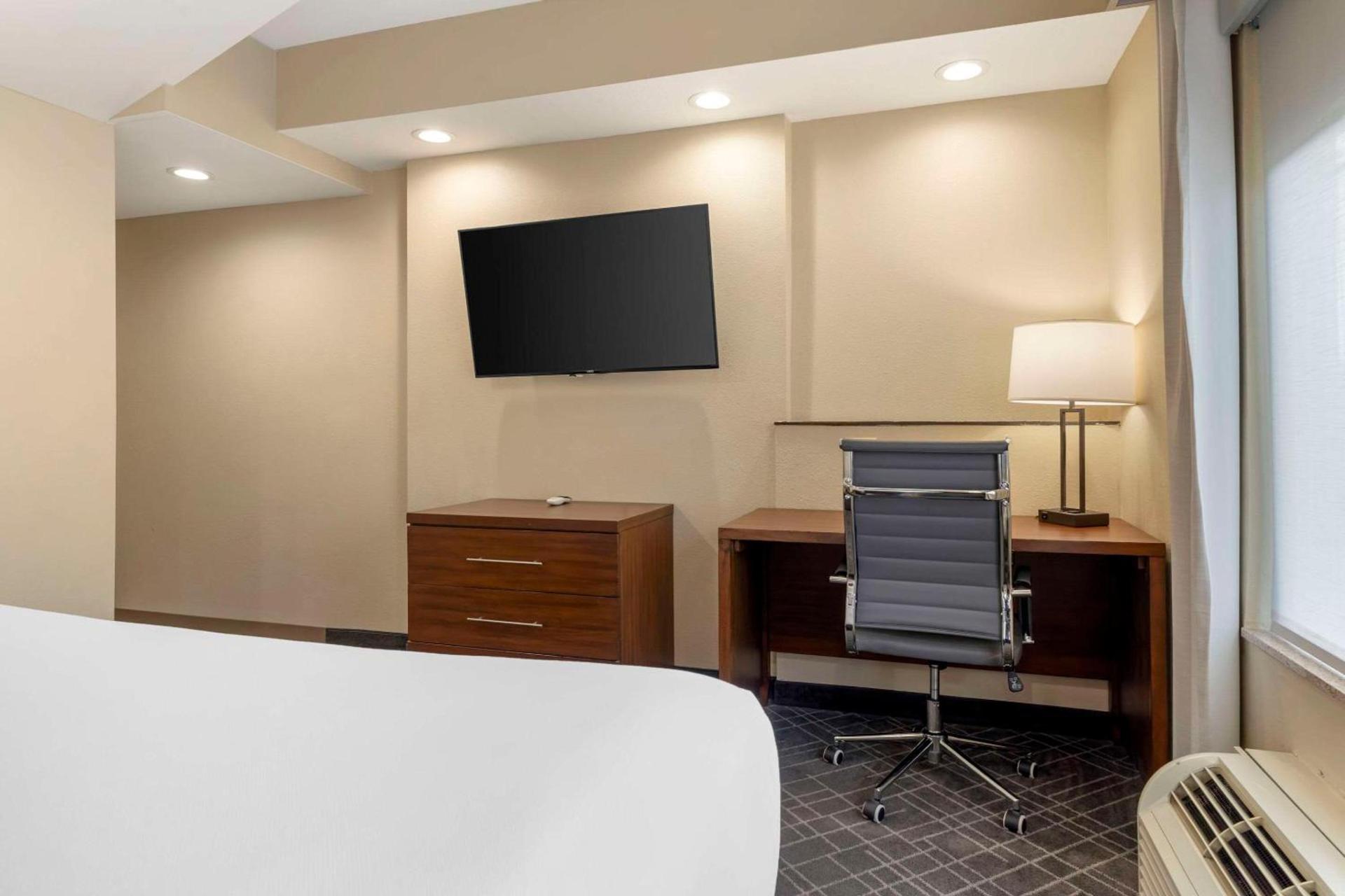 Comfort Suites Monaca photo 17