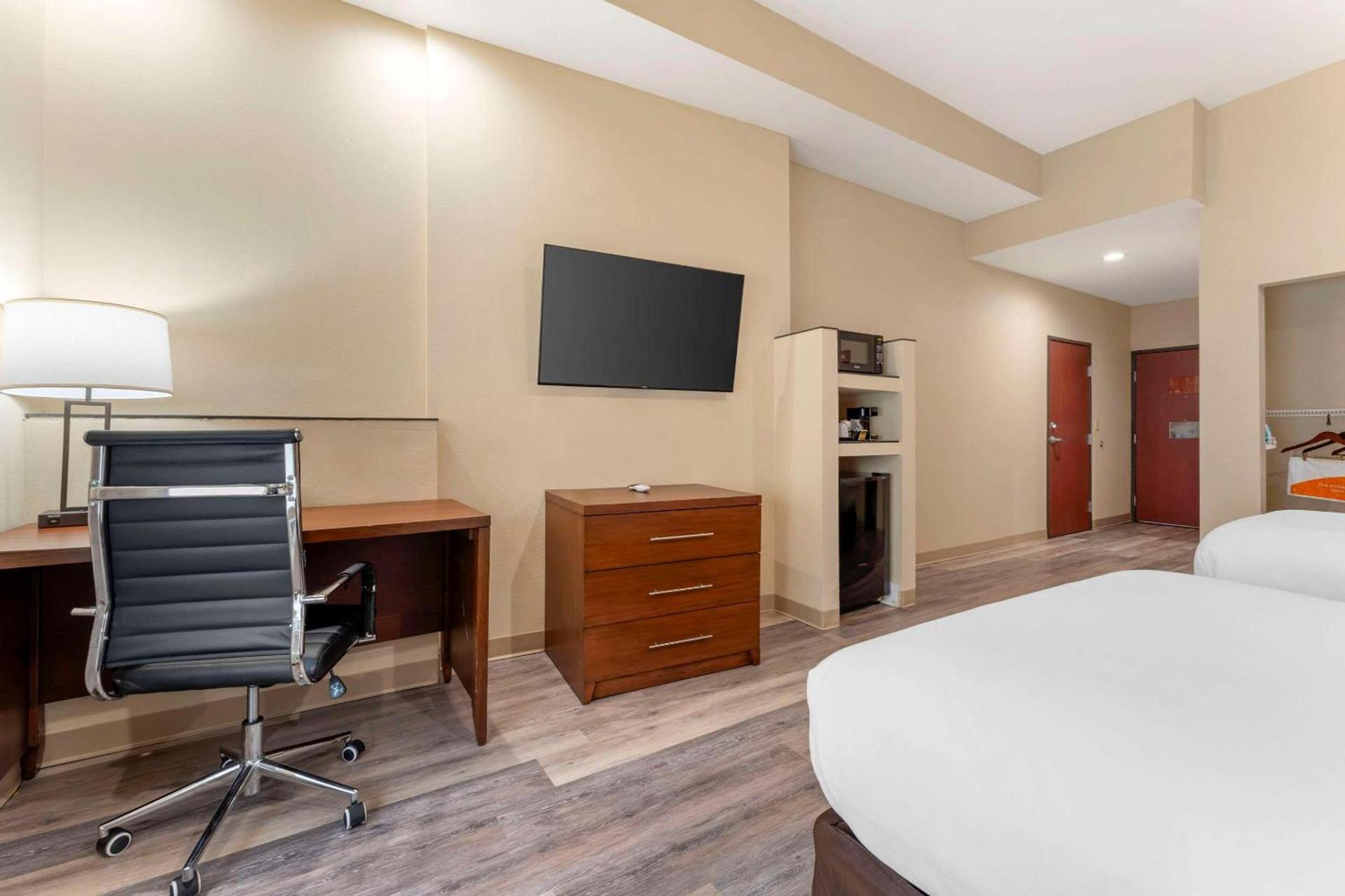 Comfort Suites Monaca photo 21