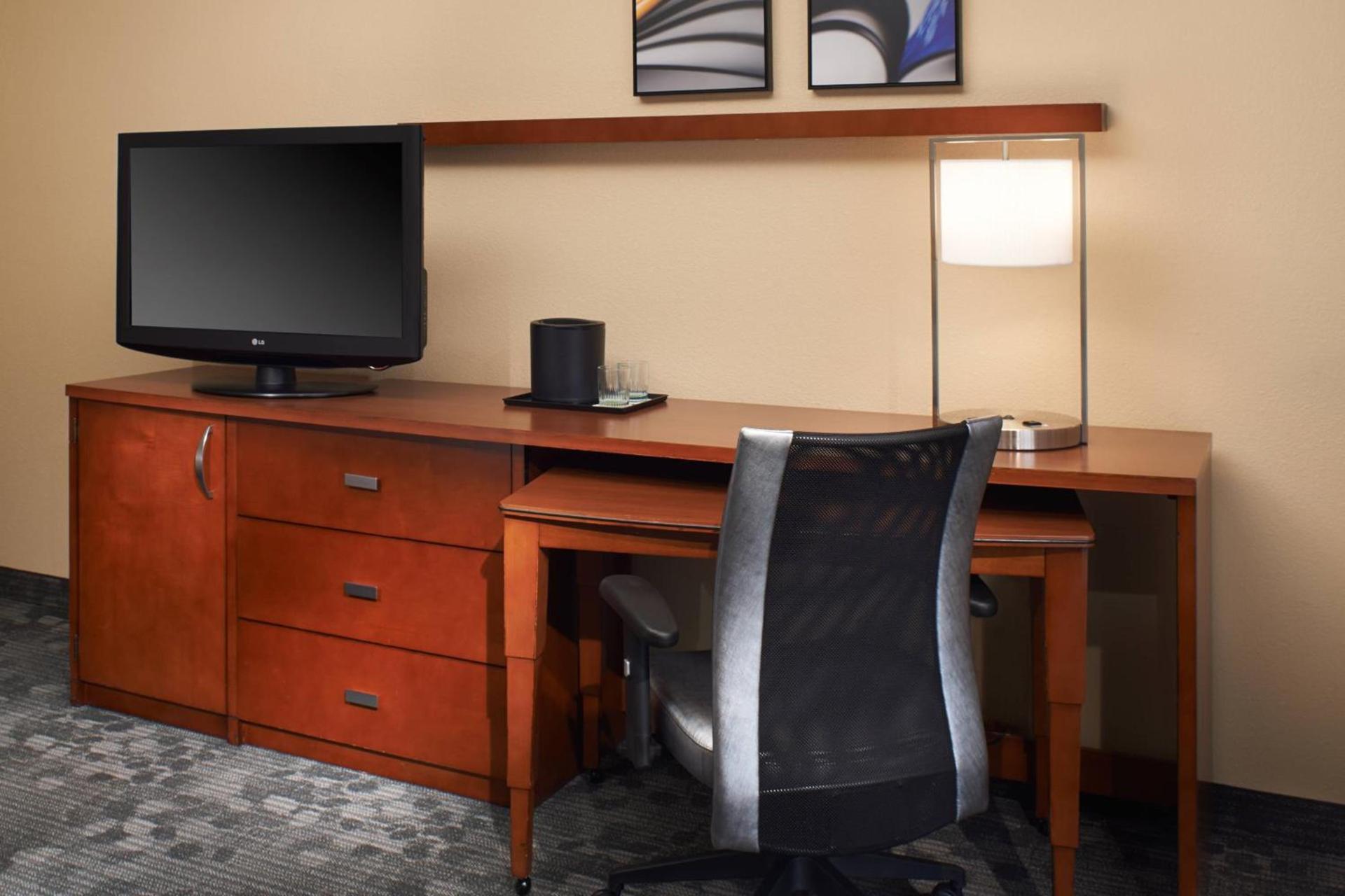 Courtyard by Marriott Detroit Warren photo 8