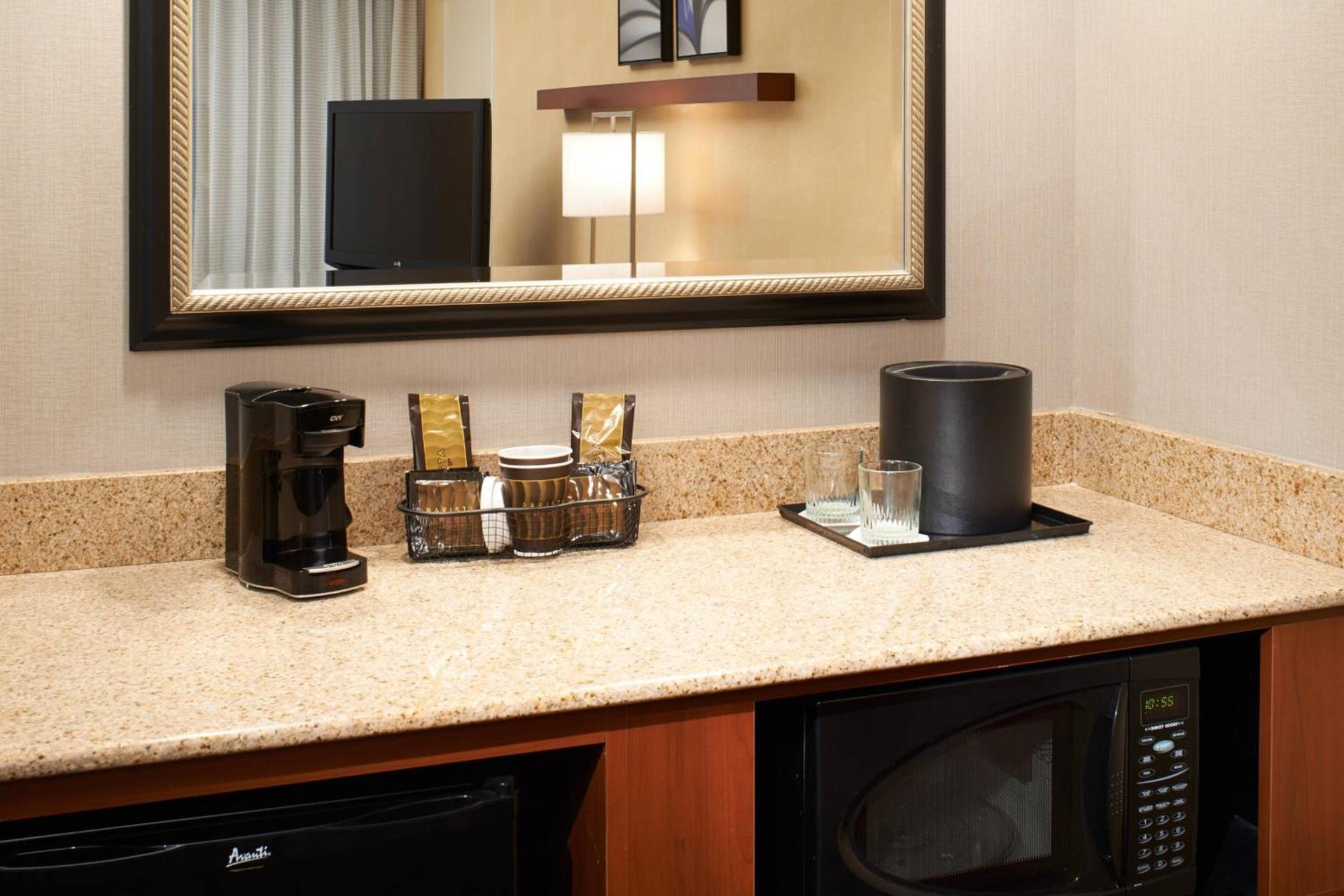 Courtyard by Marriott Detroit Warren photo 12
