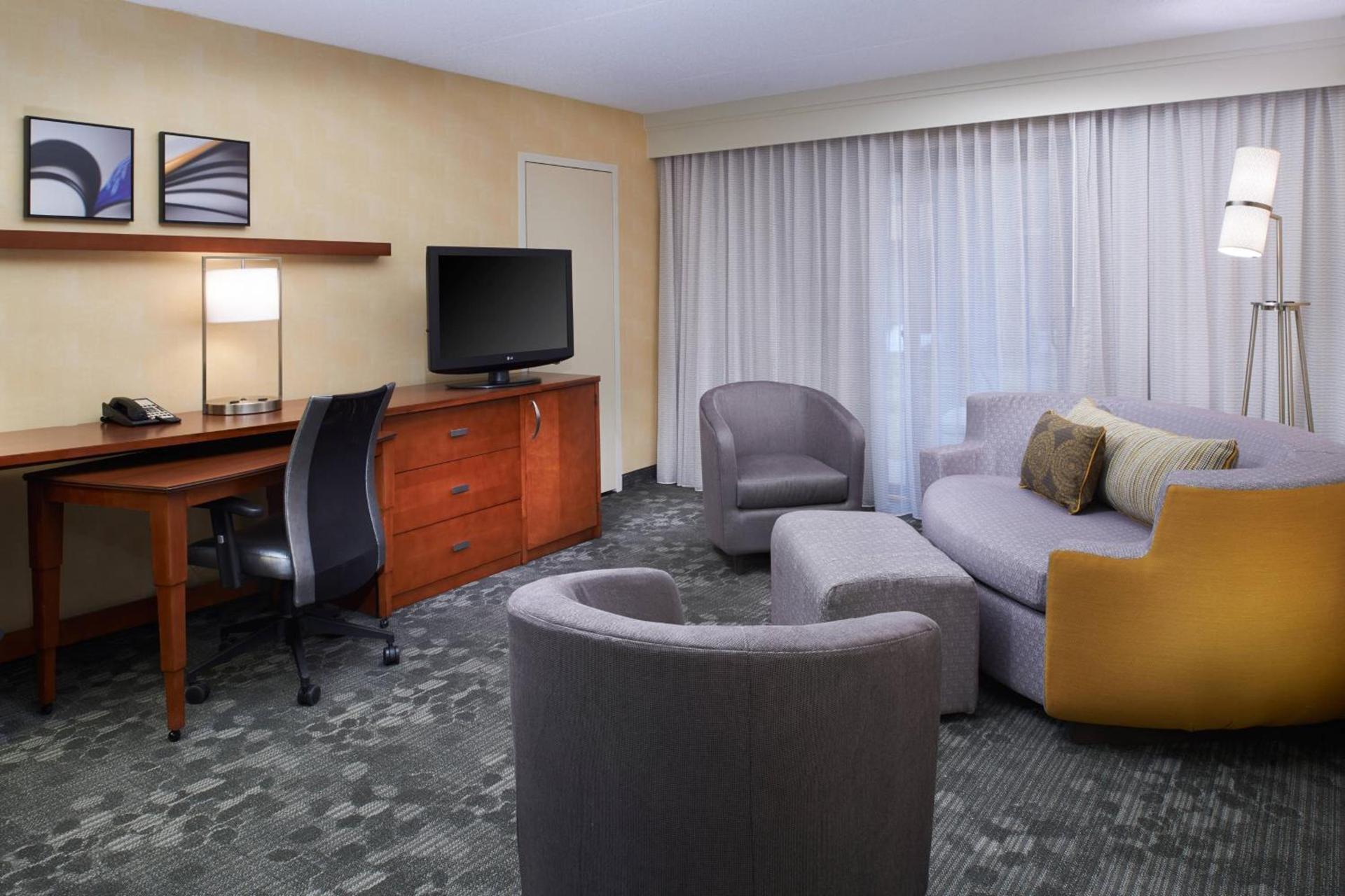 Courtyard by Marriott Detroit Warren photo 11