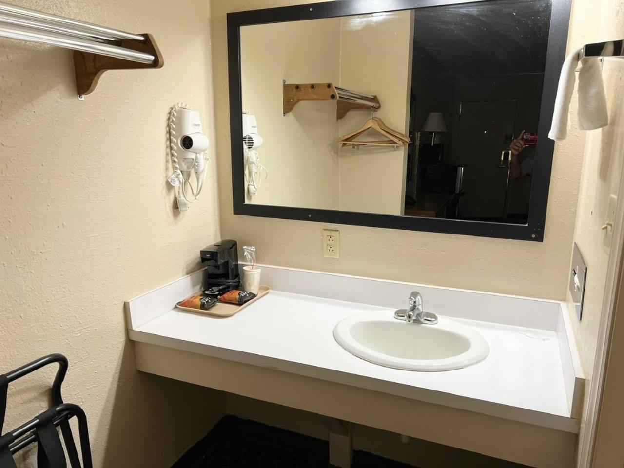 Economy Inn McCook photo 5