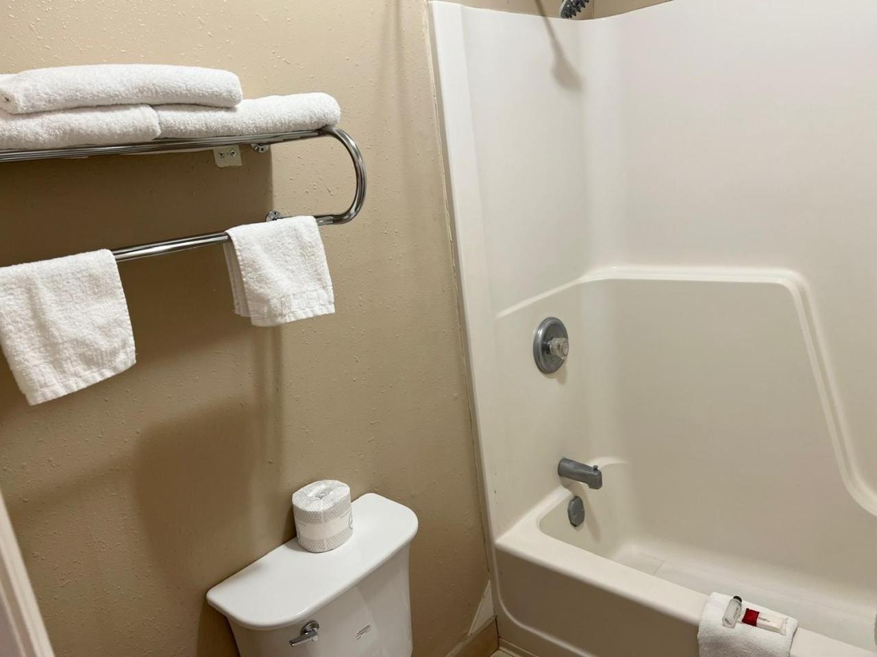 Economy Inn McCook photo 9