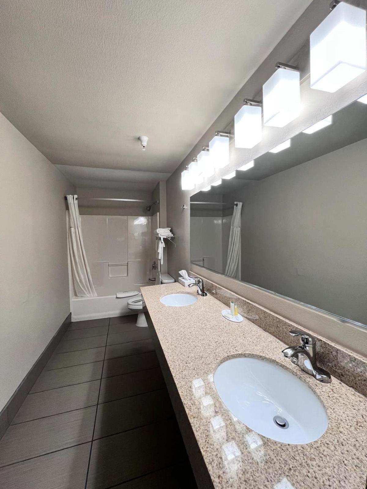Ramada by Wyndham Platte City KCI Airport photo 30