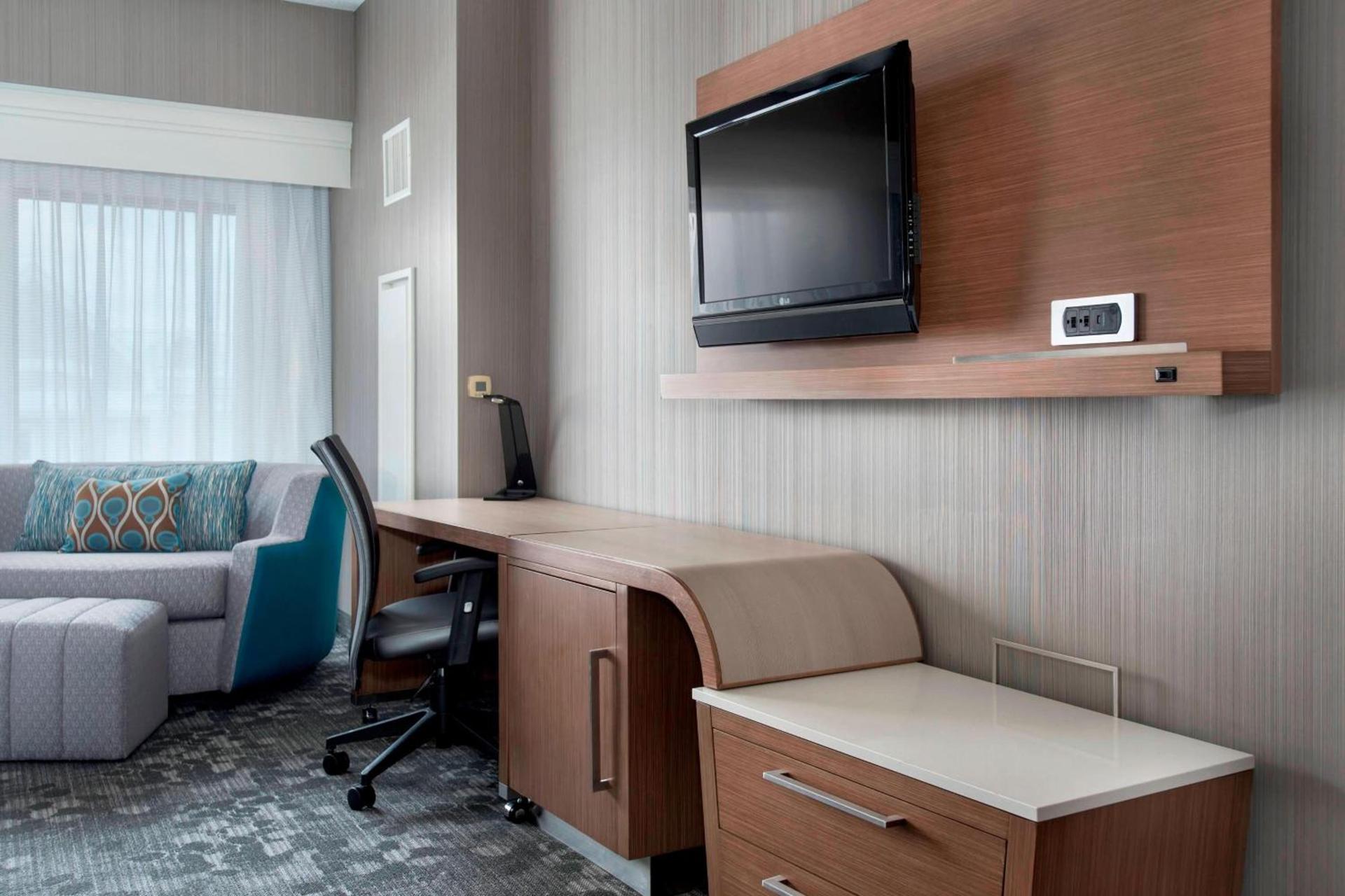 Courtyard by Marriott Newark Elizabeth photo 9