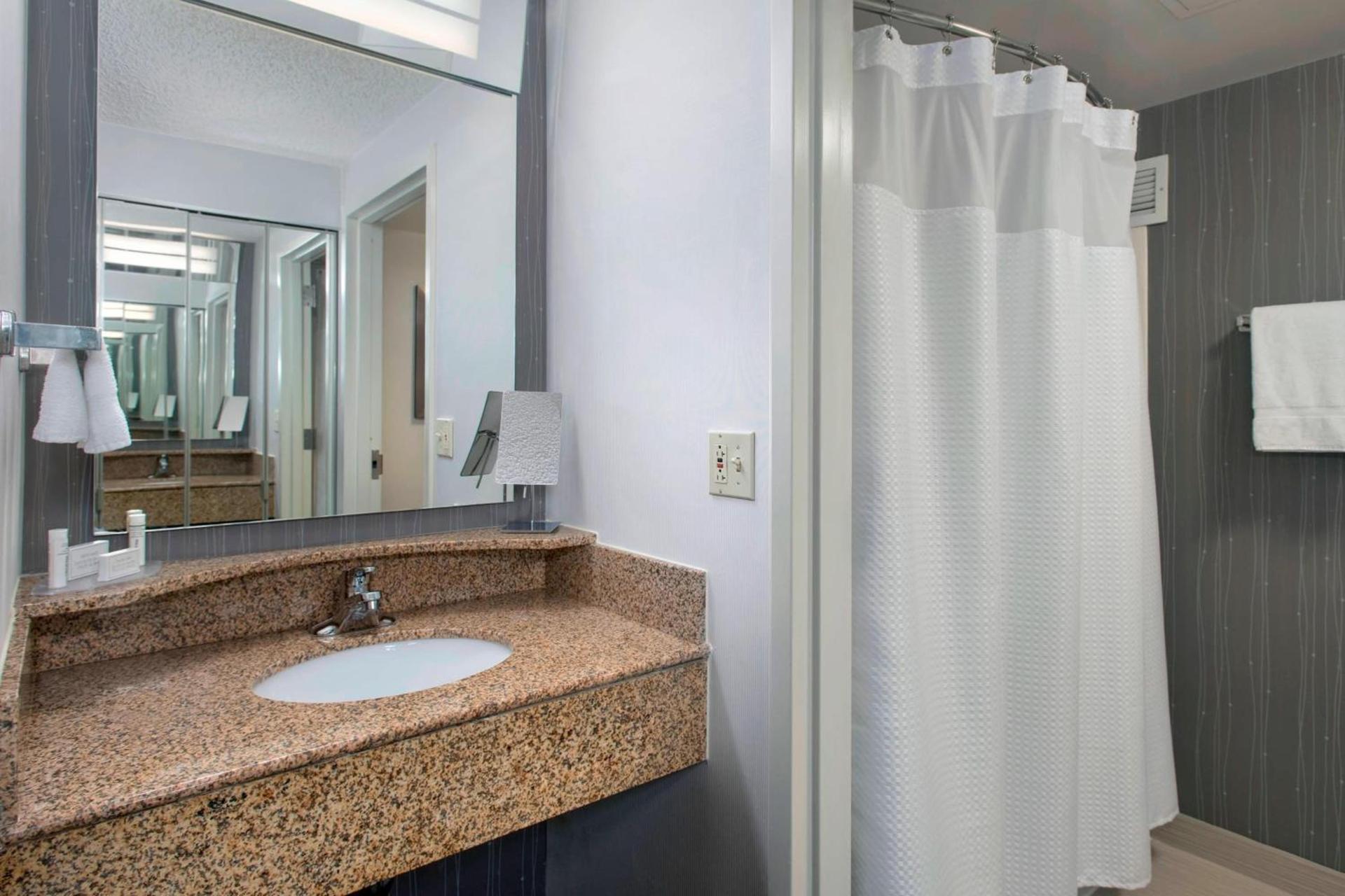 Courtyard by Marriott Newark Elizabeth photo 10