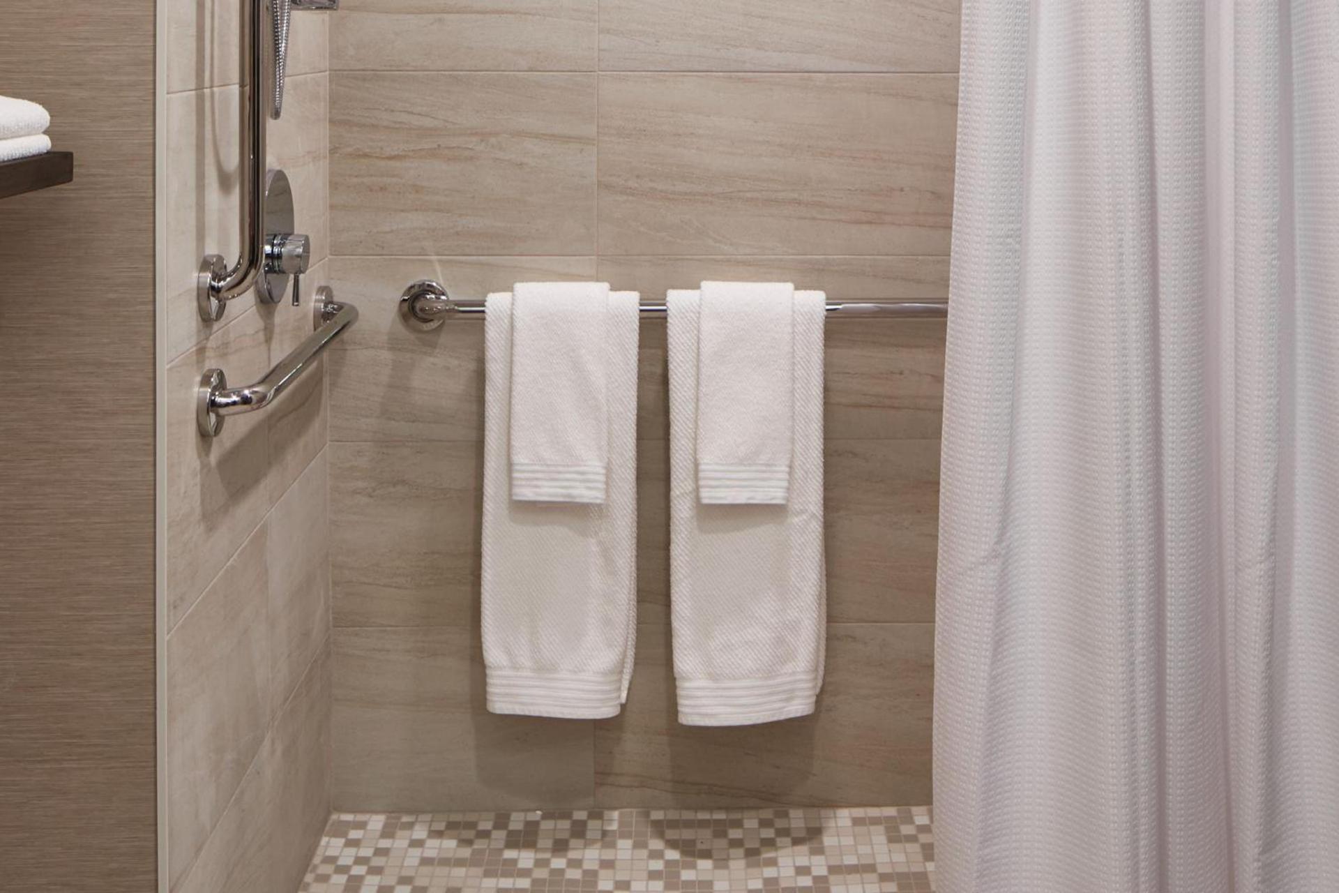 The Del Monte Lodge Renaissance Rochester Hotel & Spa photo 34
