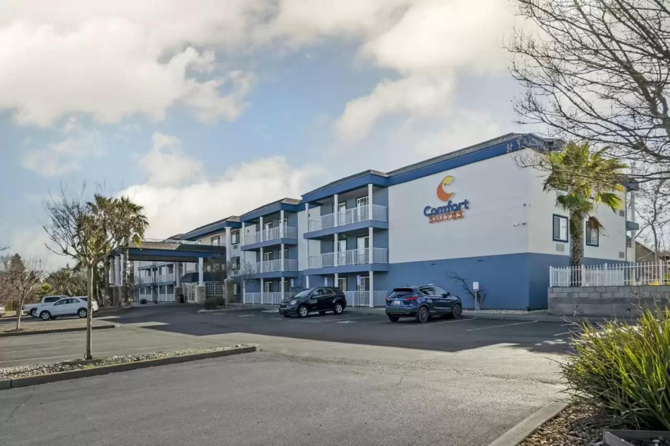 Comfort Suites Red Bluff near I-5 photo 16