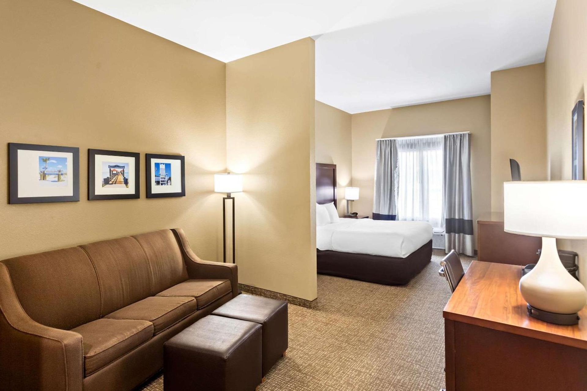 Comfort Suites Gulfport Central photo 11
