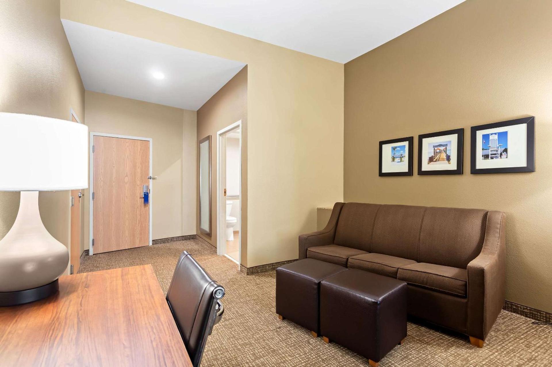 Comfort Suites Gulfport Central photo 13