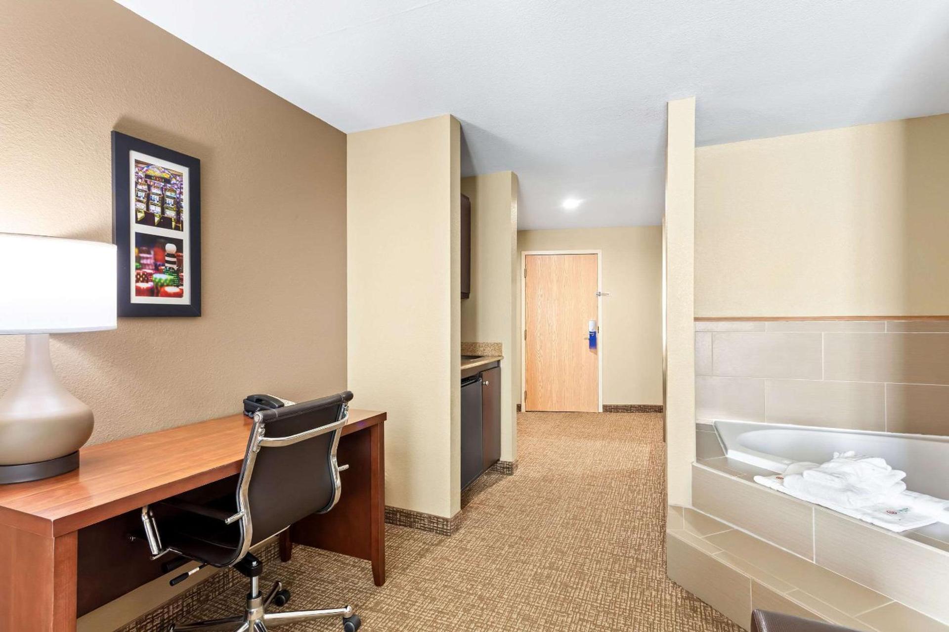 Comfort Suites Gulfport Central photo 22
