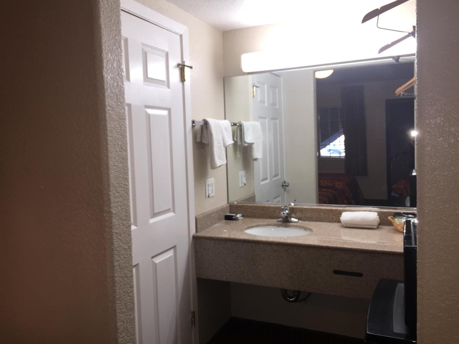 Economy Inn photo 34