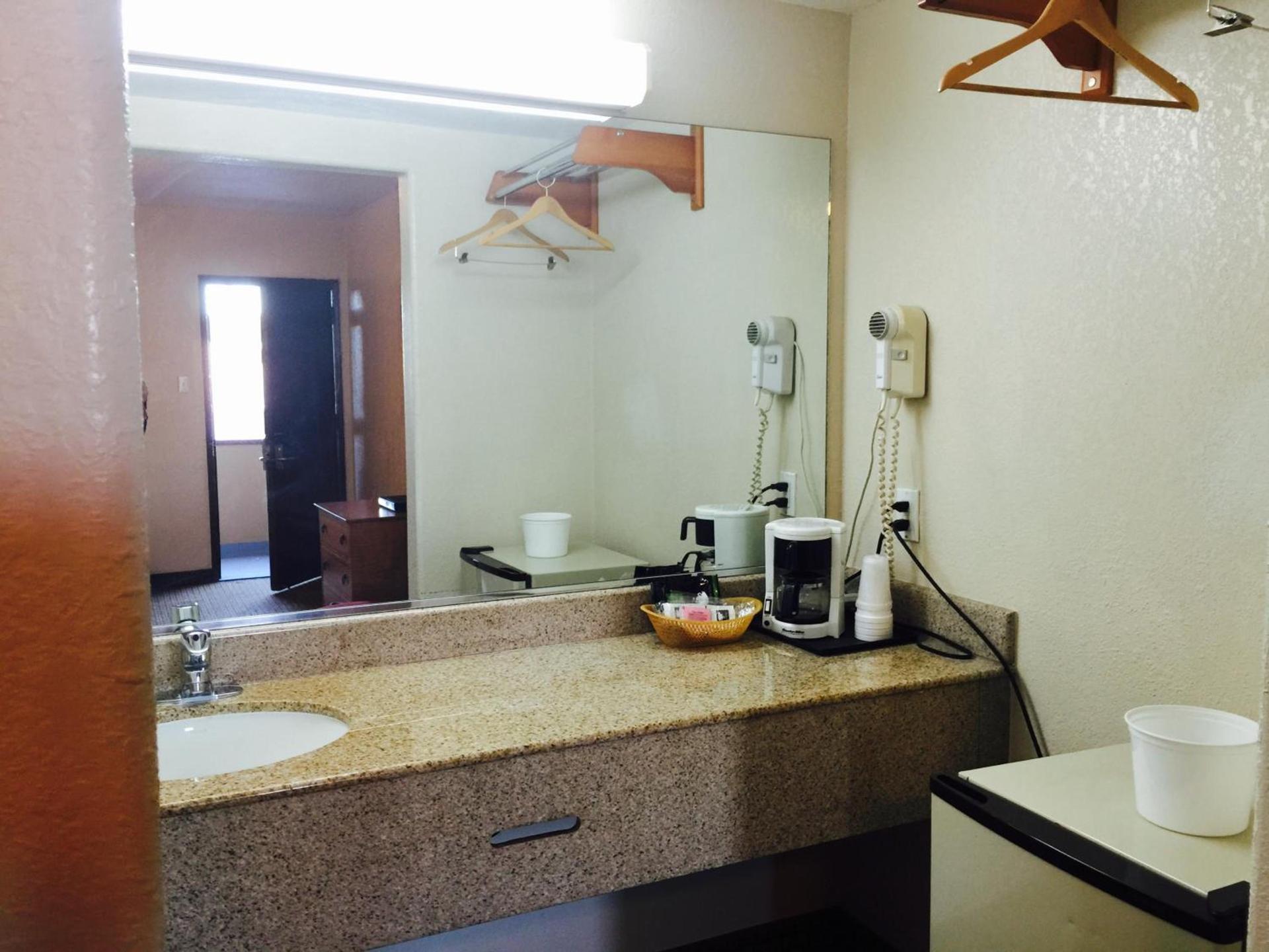Economy Inn photo 8