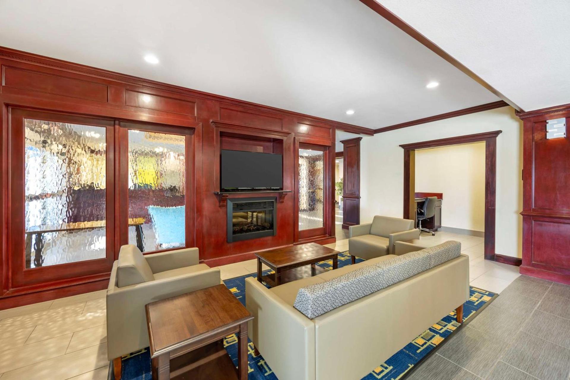 Best Western Plus Pratt photo 6