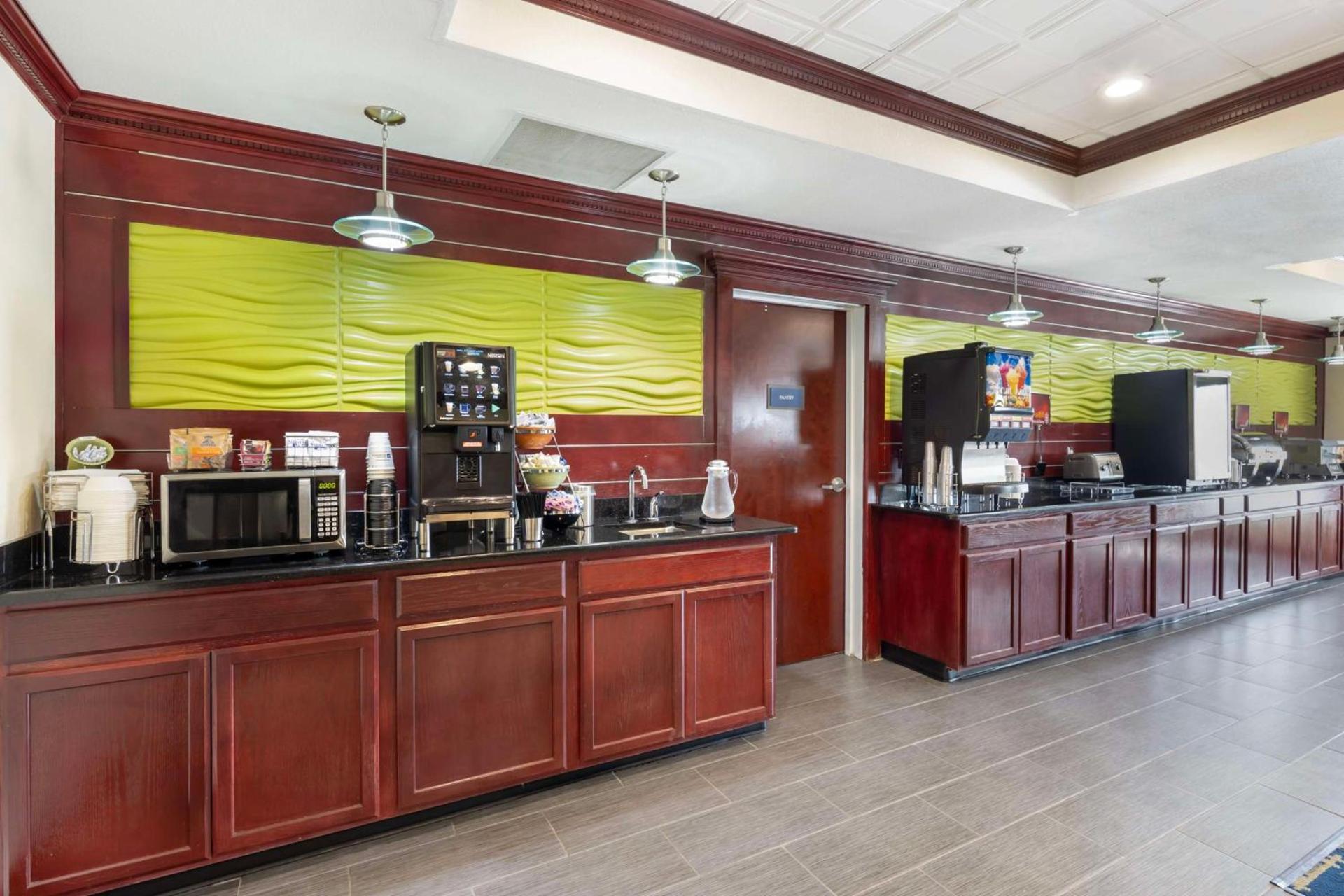 Best Western Plus Pratt photo 11