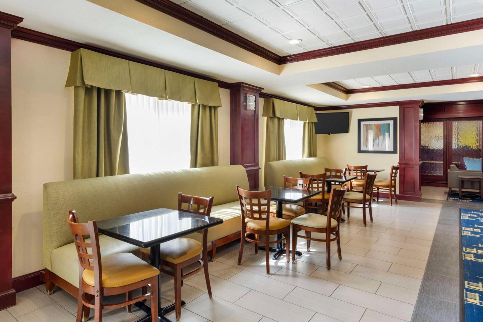 Best Western Plus Pratt photo 13