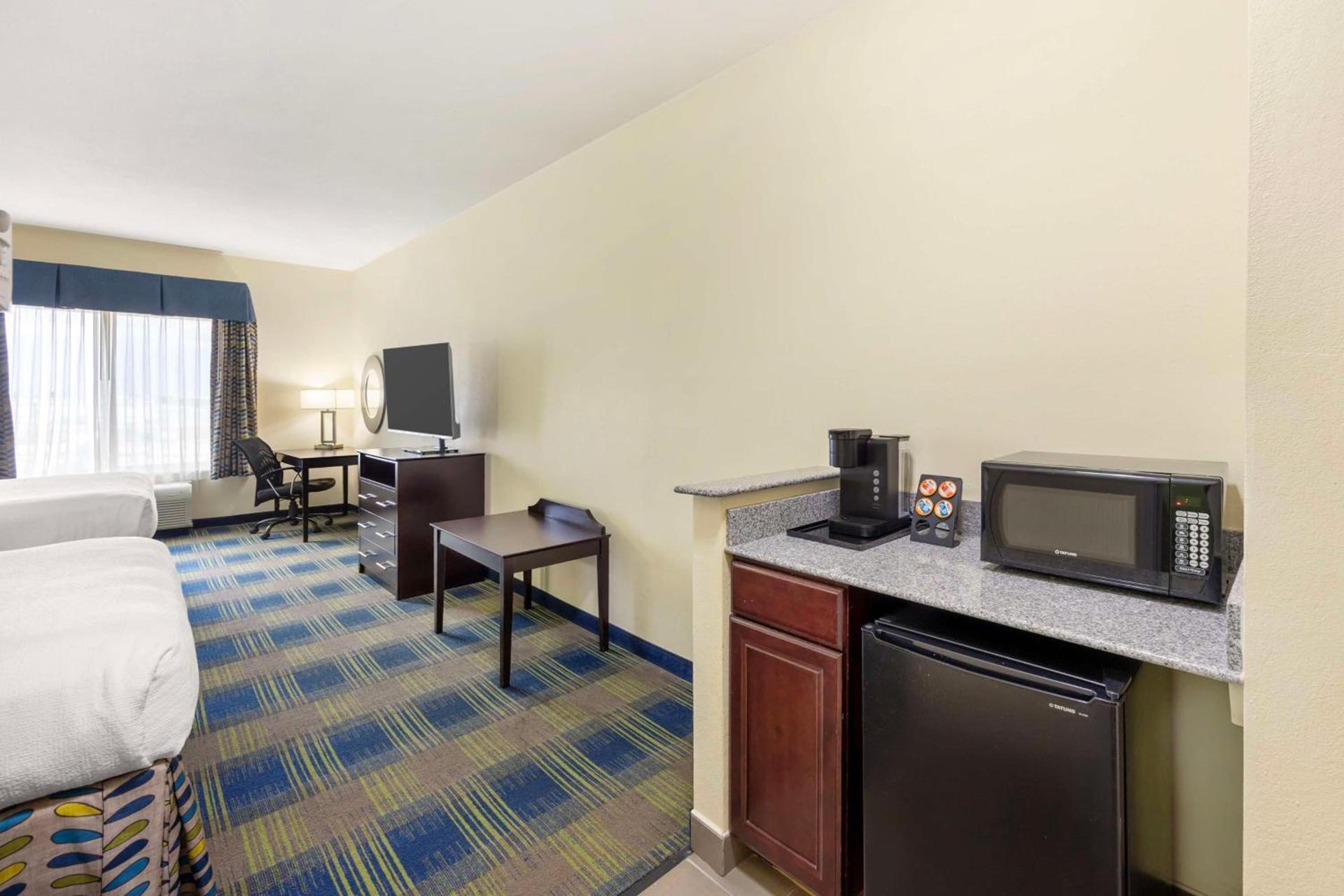 Best Western Plus Pratt photo 22