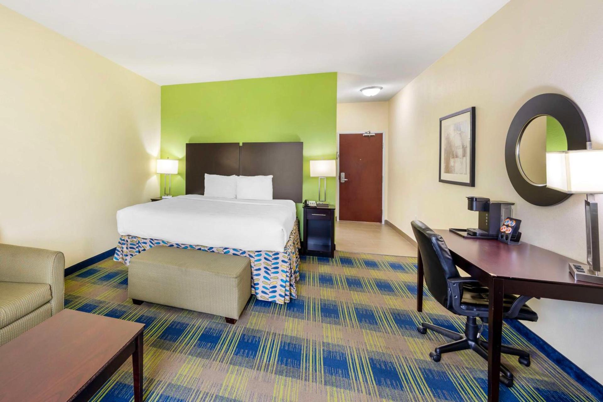 Best Western Plus Pratt photo 28