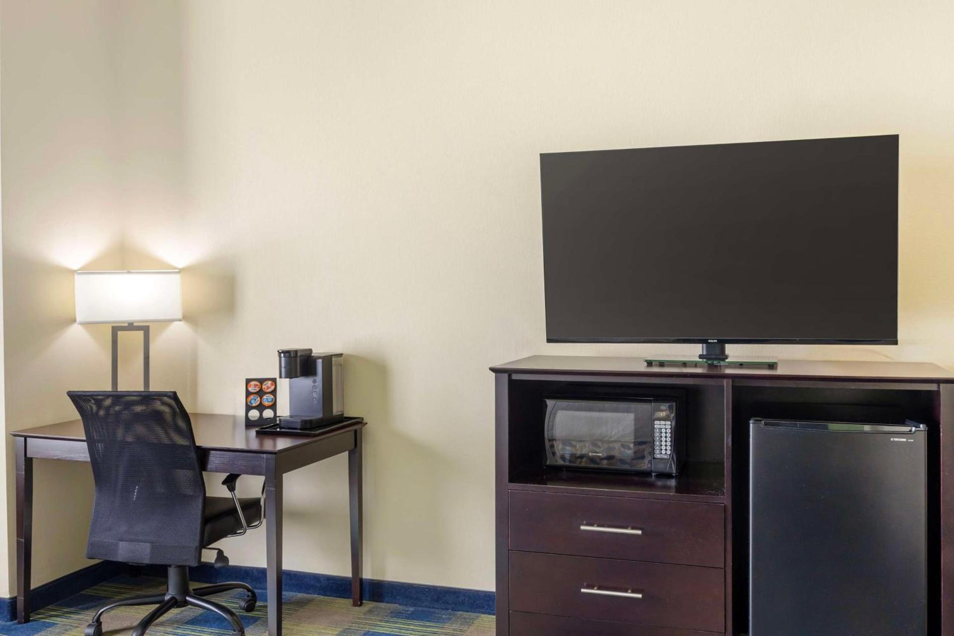 Best Western Plus Pratt photo 33