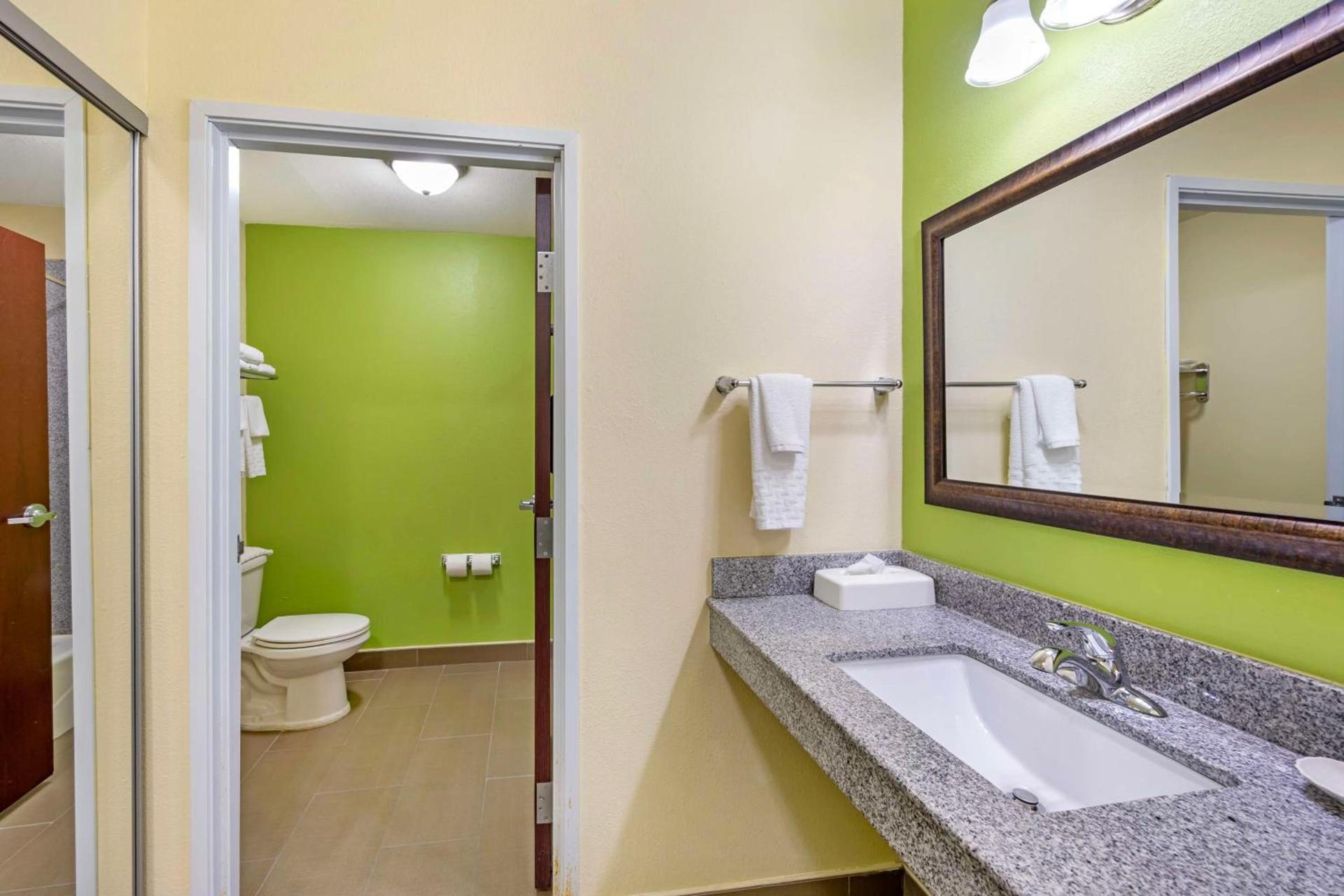 Best Western Plus Pratt photo 39