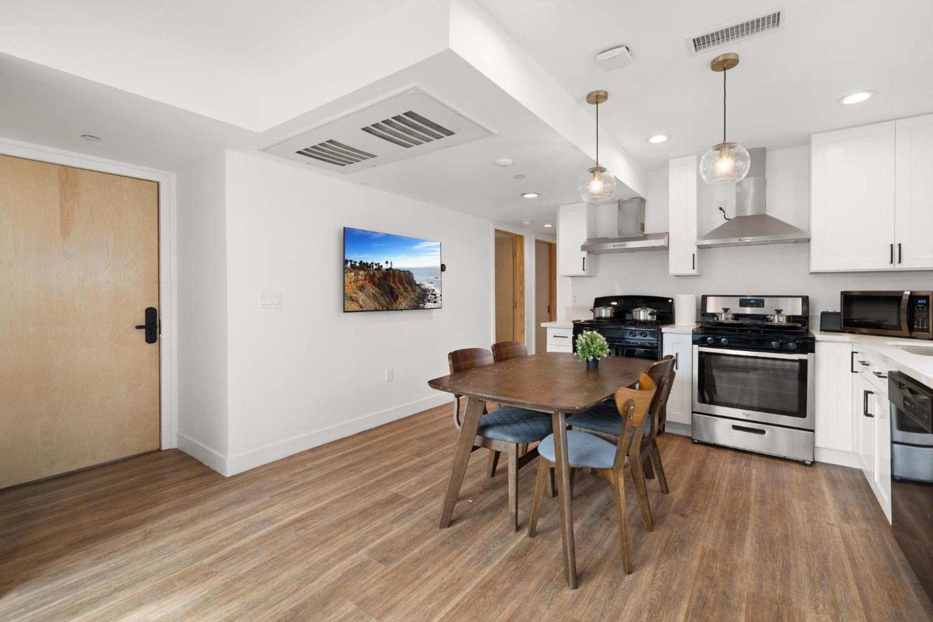 Charming Urban Retreat near USC in LA- Private room with Share Living room with Kitchen photo 6