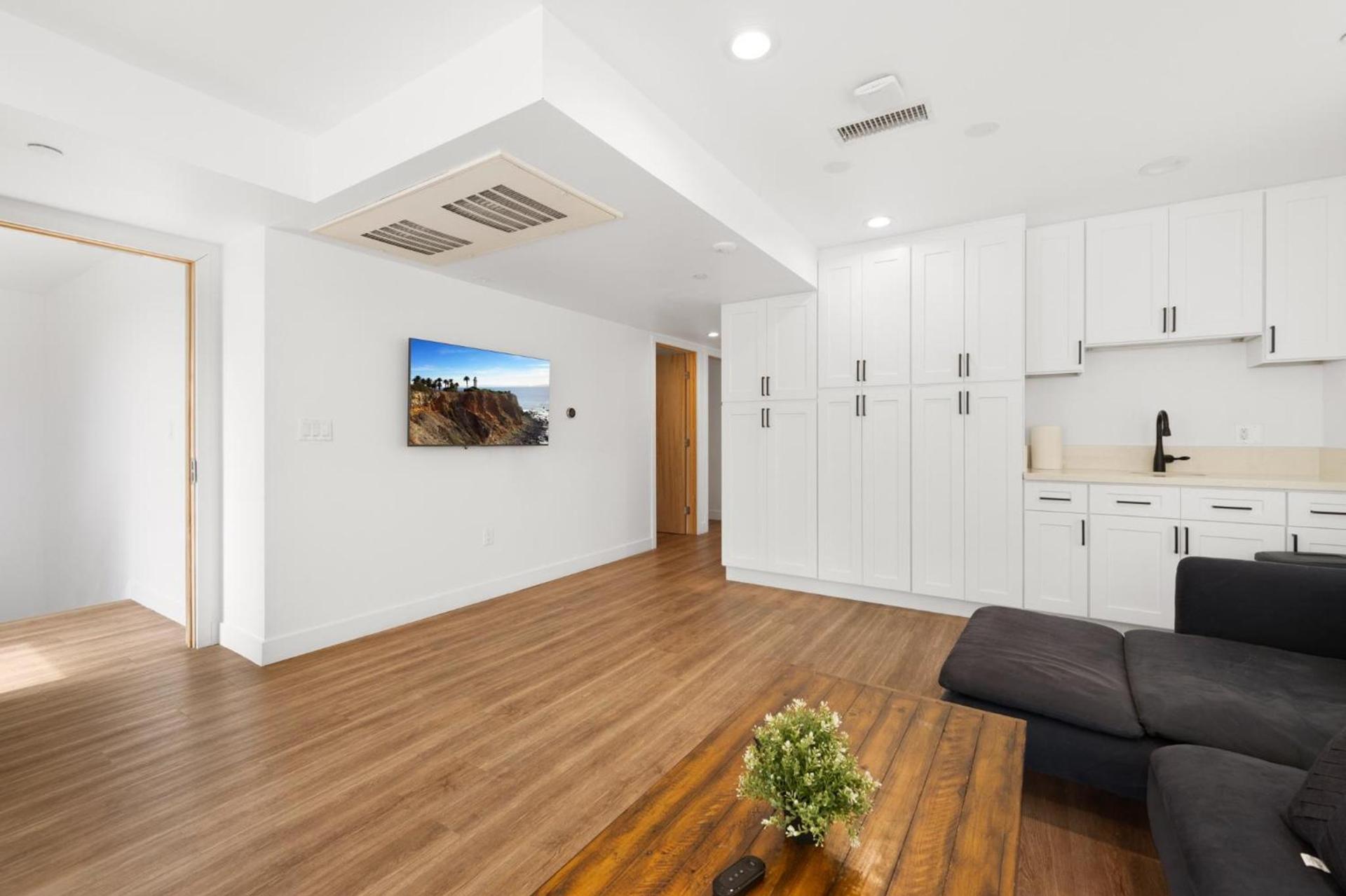 Charming Urban Retreat near USC in LA- Private room with Share Living room with Kitchen photo 1