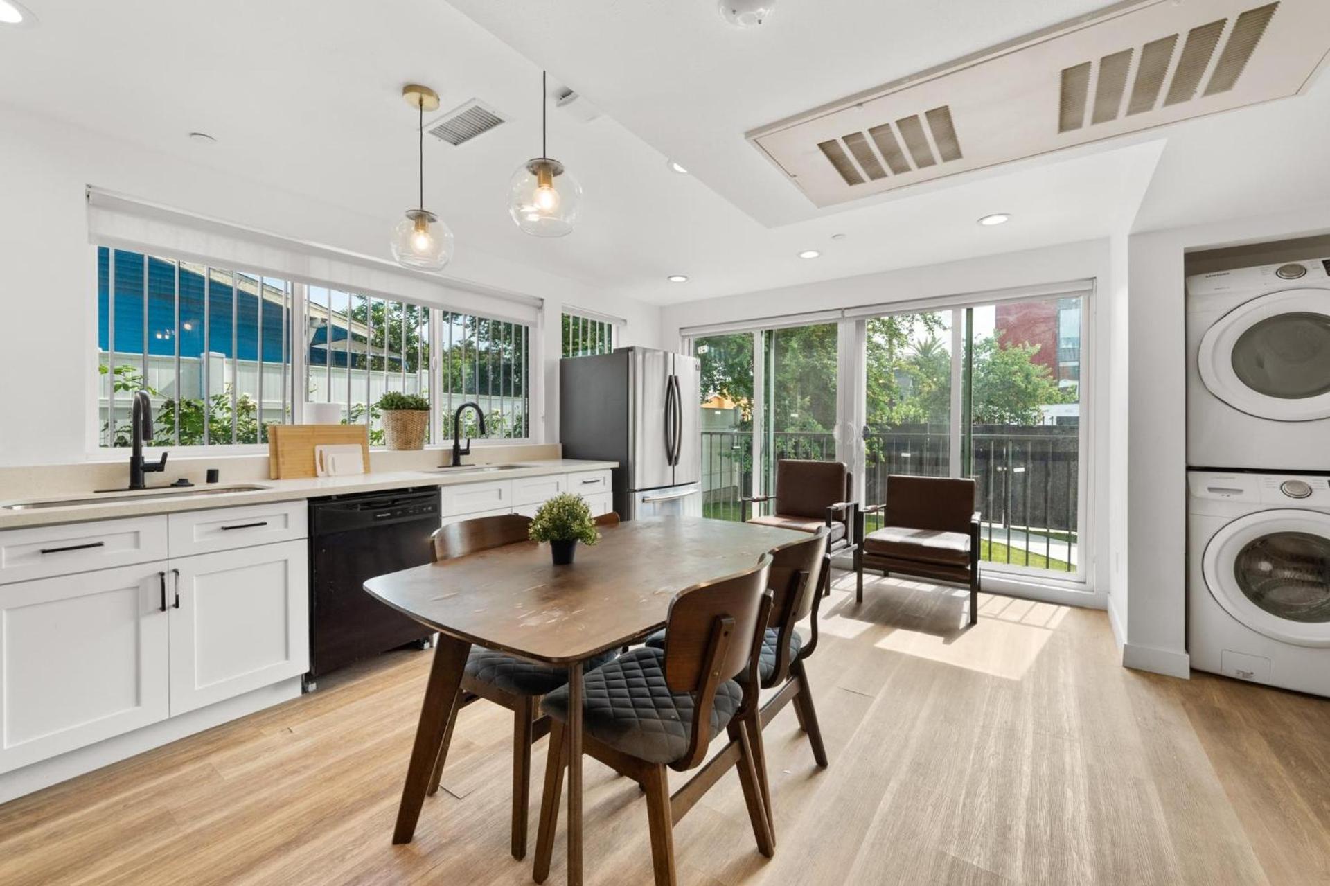 Charming Urban Retreat near USC in LA- Private room with Share Living room with Kitchen photo 17