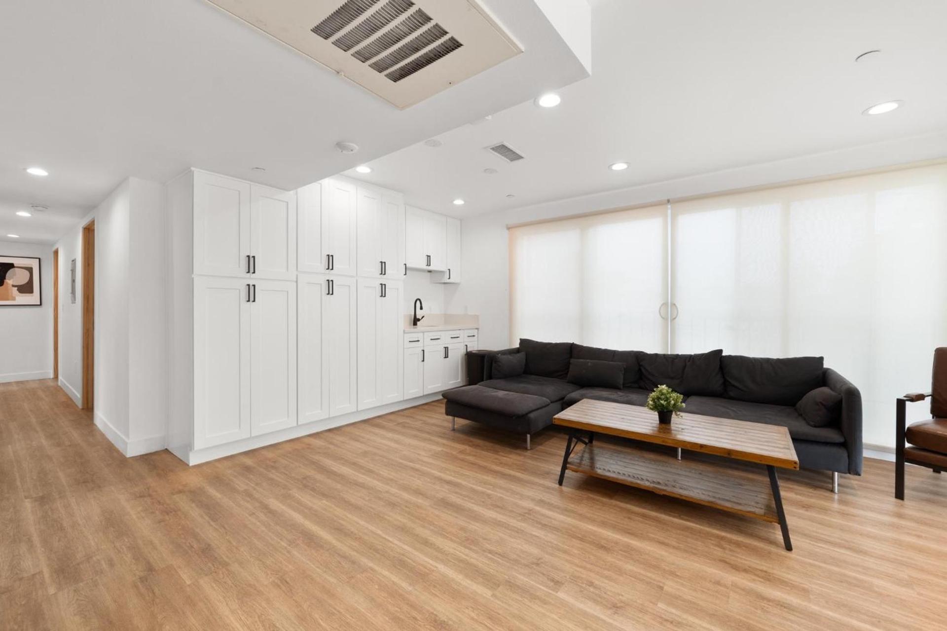 Charming Urban Retreat near USC in LA- Private room with Share Living room with Kitchen photo 13